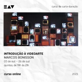 A imagem apresenta um cartaz promocional para um curso online intitulado "Introdução à Videoarte", ministrado por Marcos Bonisson. O fundo do cartaz mostra uma instalação artística composta por várias televisões antigas empilhadas, algumas exibindo imagens em preto e branco. As informações contidas no cartaz são: - **Curso**: Introdução à Videoarte - **Professor**: Marcos Bonisson - **Datas**: 05 de outubro a 26 de outubro - **Dias**: Quintas-feiras - **Horário**: Das 19h às 21h - **Formato**: Curso online - **Ano**: 2023 O design do cartaz é simples, com um fundo claro e texto em preto, destacando as informações do curso.