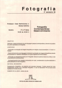 O documento apresenta informações sobre um curso de fotografia, especificamente para o 2º semestre de 1996. Os professores responsáveis são Cezar Bartholomeu e Denise Cathlina, e as aulas ocorrem às terças e quintas-feiras, das 19h30 às 22h30. O objetivo do curso é estimular o desenvolvimento de uma linguagem pessoal contemporânea através de projetos expressivos em fotografia. O conteúdo inclui: - Introdução à imagem fotográfica em relação a duas propostas: O Corpo e o Espaço. - Desenvolvimento de uma linguagem individual na produção de imagens fotográficas por meio de propostas de trabalhos individuais e em grupo. - Introdução ao pensamento teórico em fotografia, com leitura e crítica de textos relevantes. Além disso, o curso prevê o acompanhamento dos trabalhos realizados em aula, considerando as potencialidades e particularidades do meio fotográfico. O material necessário inclui equipamento fotográfico, preferencialmente com recursos manuais, e o aluno deve ter familiaridade com o processo fotográfico. O uso do laboratório da escola é facilitado para os alunos. O número mínimo de alunos para a turma é de oito. O documento é da Escola de Artes Visuais do Parque Lage.