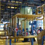 Vista isométrica de un complicado sistema de tuberías FRP en instalación.