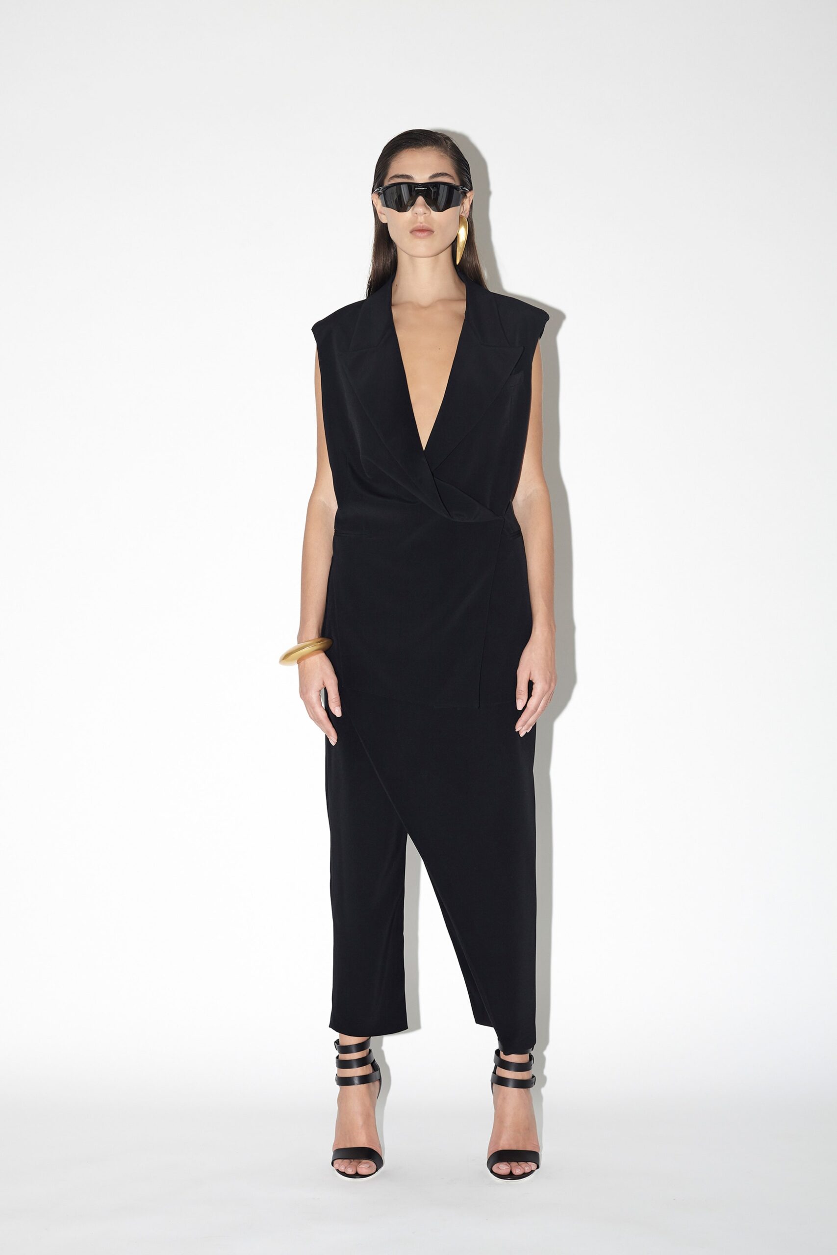 black fitted sleeveless dress