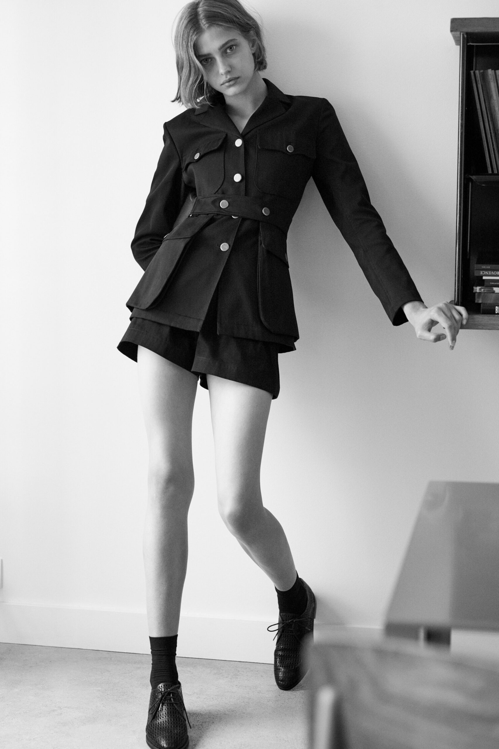 black cotton long-sleeve collared fitted buttoned pockets jacket