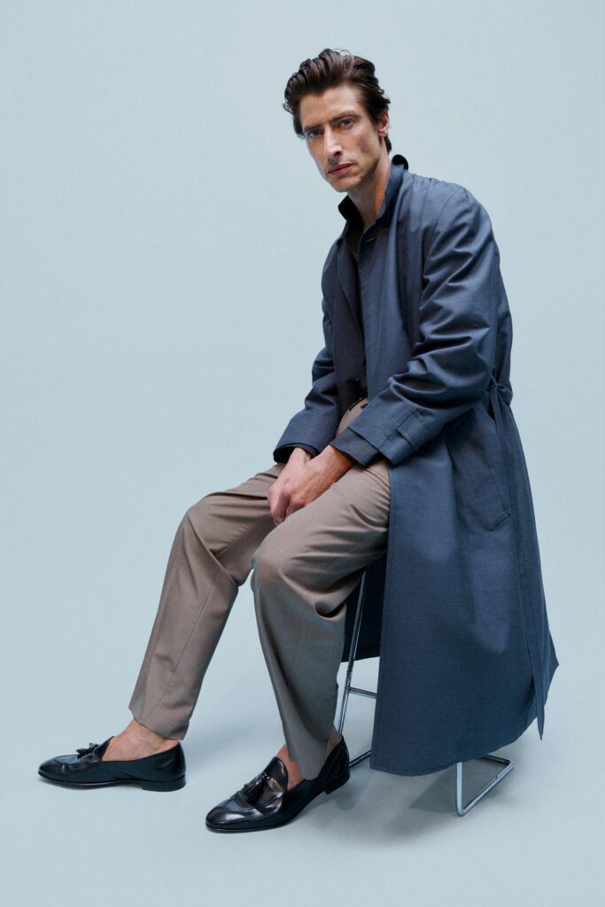A relaxed gray cotton coat paired with beige straight-leg pants.