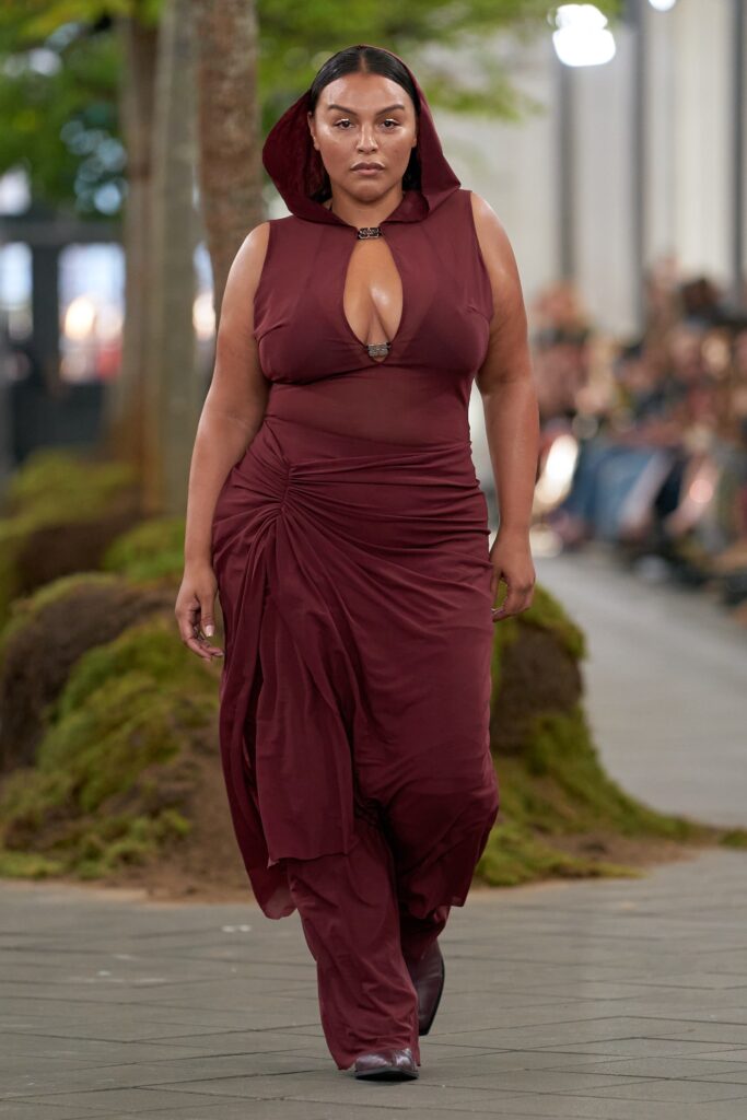 fitted maroon sleeveless dress