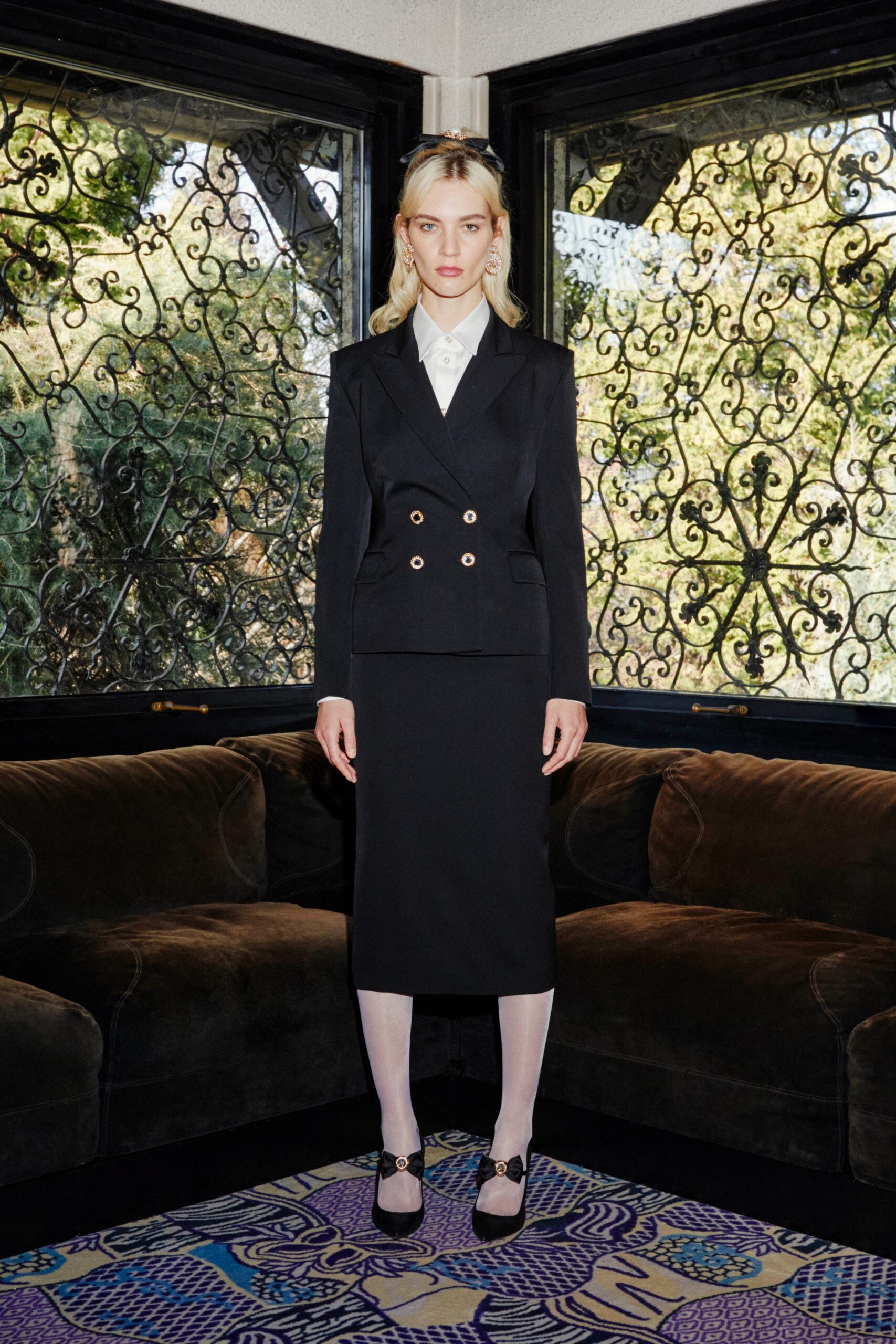 black tailored blazer with pencil skirt