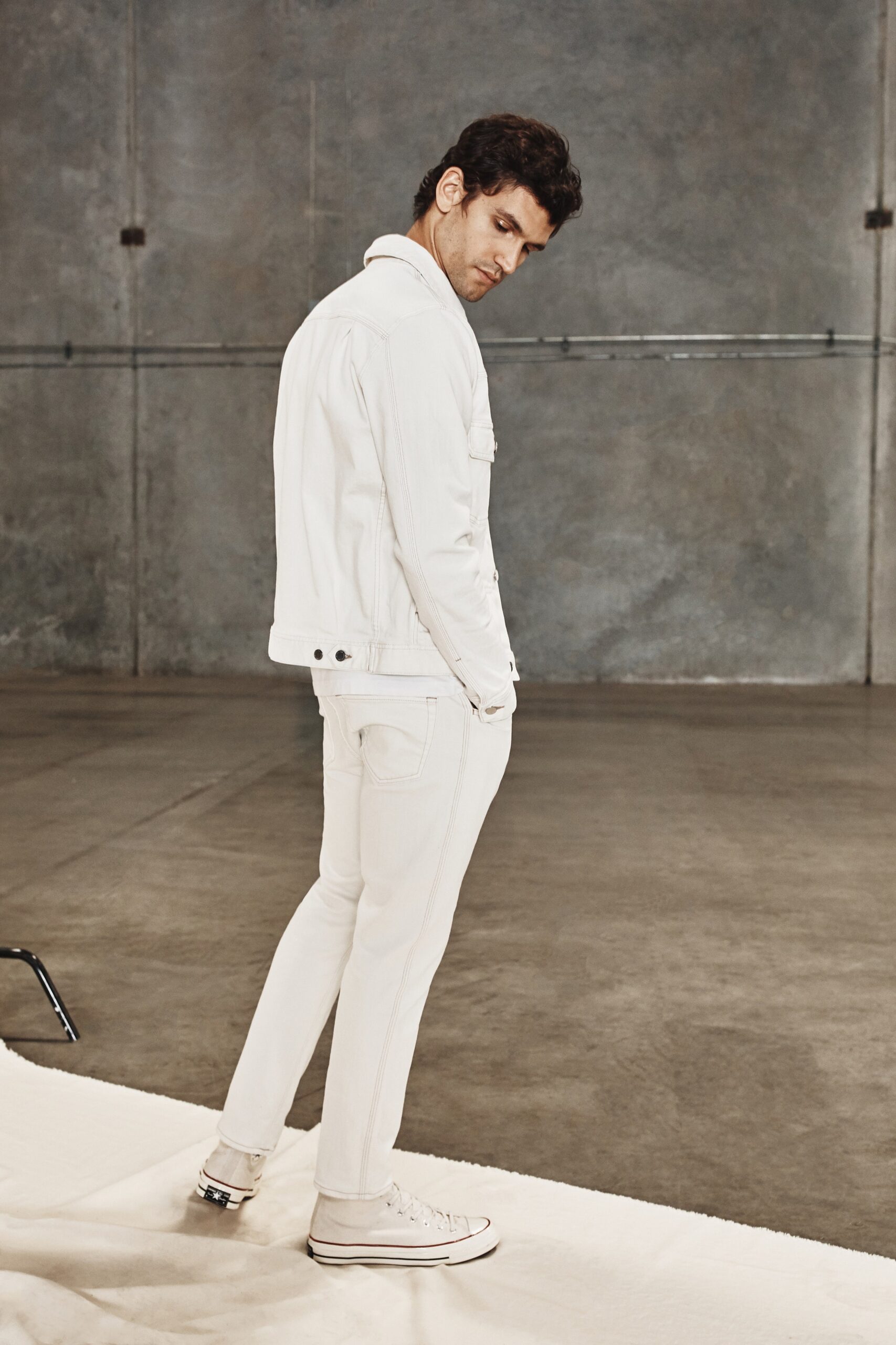 white denim long-sleeve collared fitted buttoned jacket