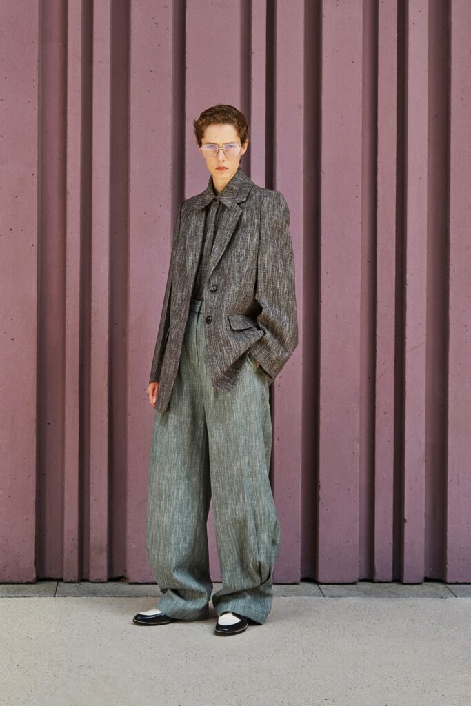 An oversized gray blazer with long sleeves and wide-leg pants for a chic look.