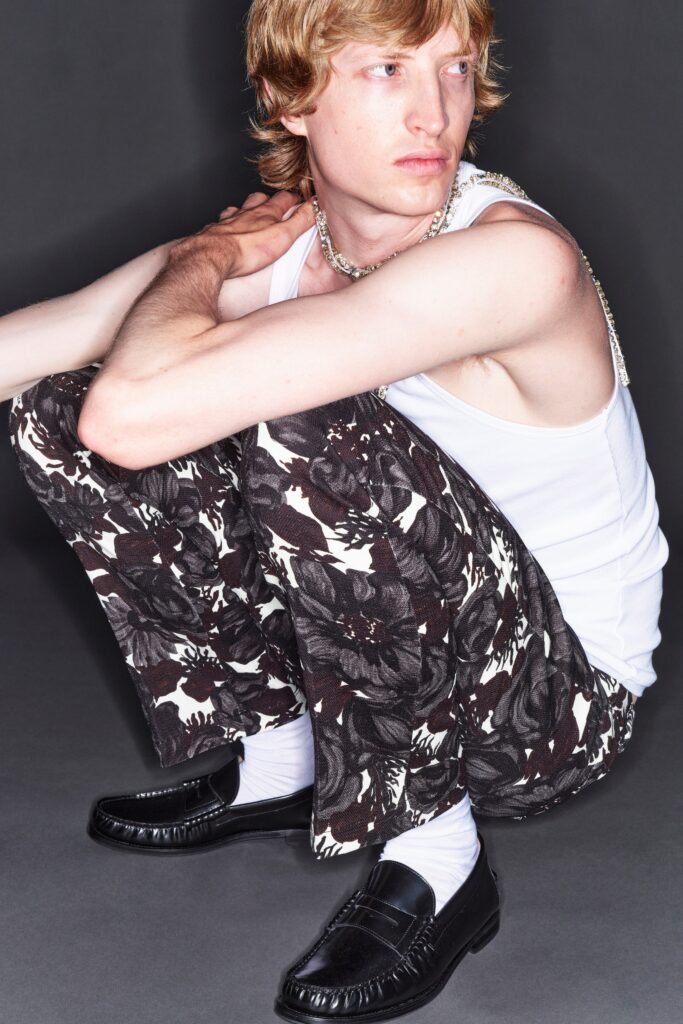 A relaxed outfit featuring a sleeveless top and printed pants in black and white.