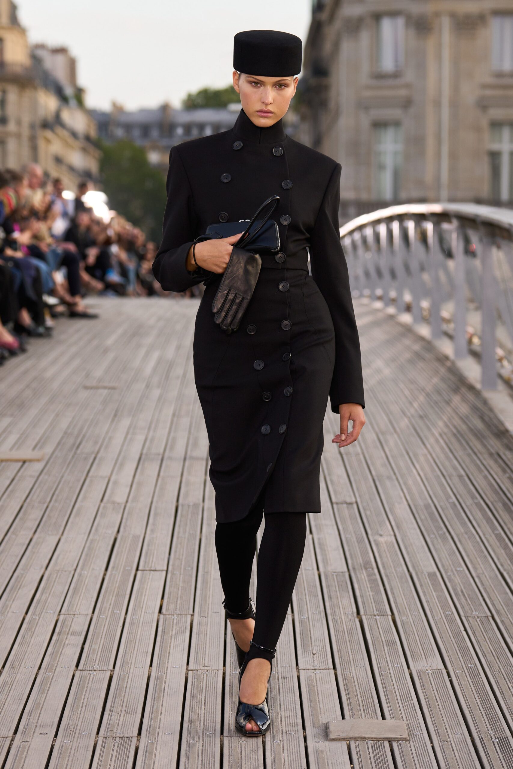 black leather fitted gloves