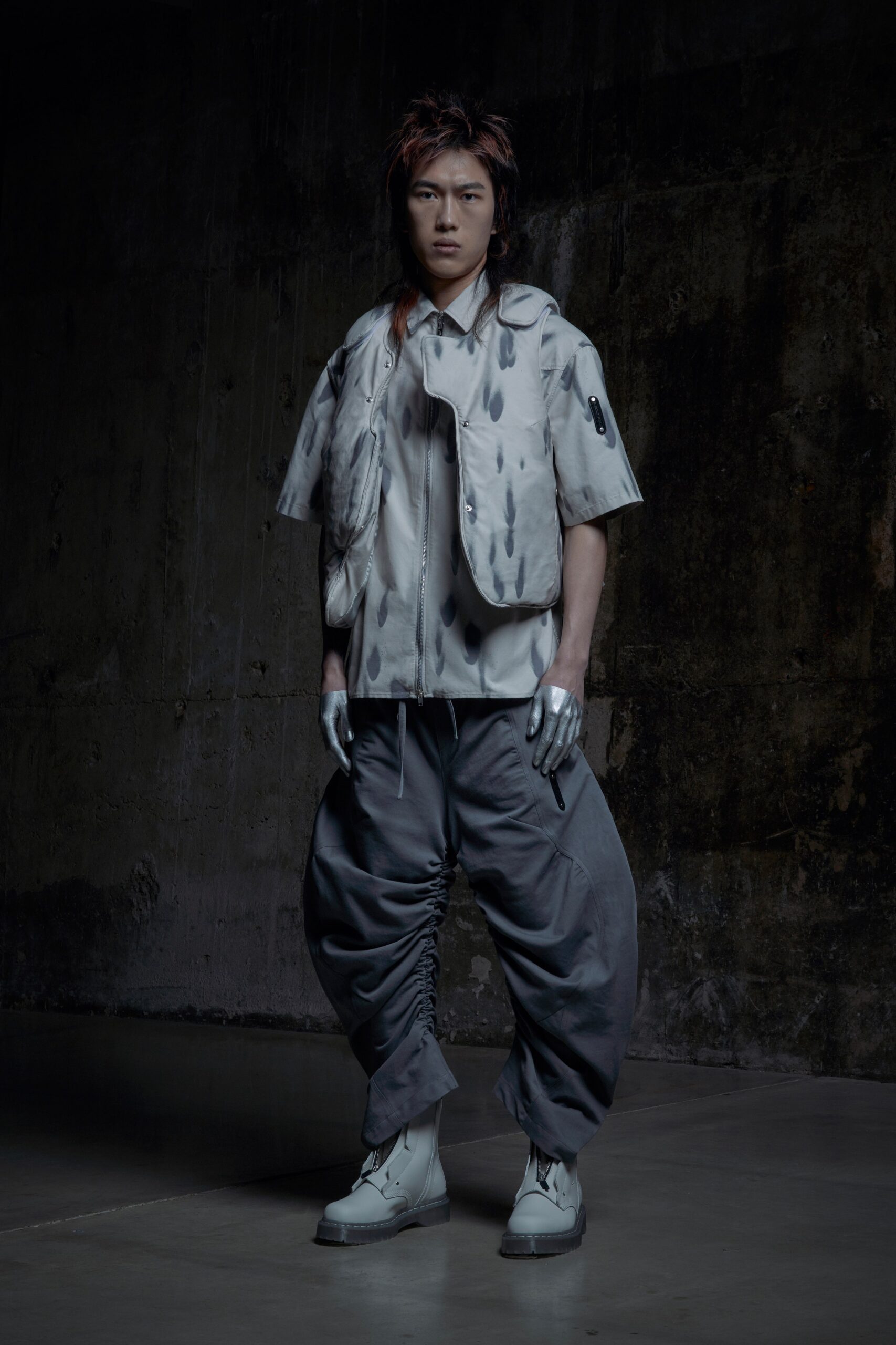 A relaxed gray short-sleeve jacket with an asymmetric design paired with matching pants.