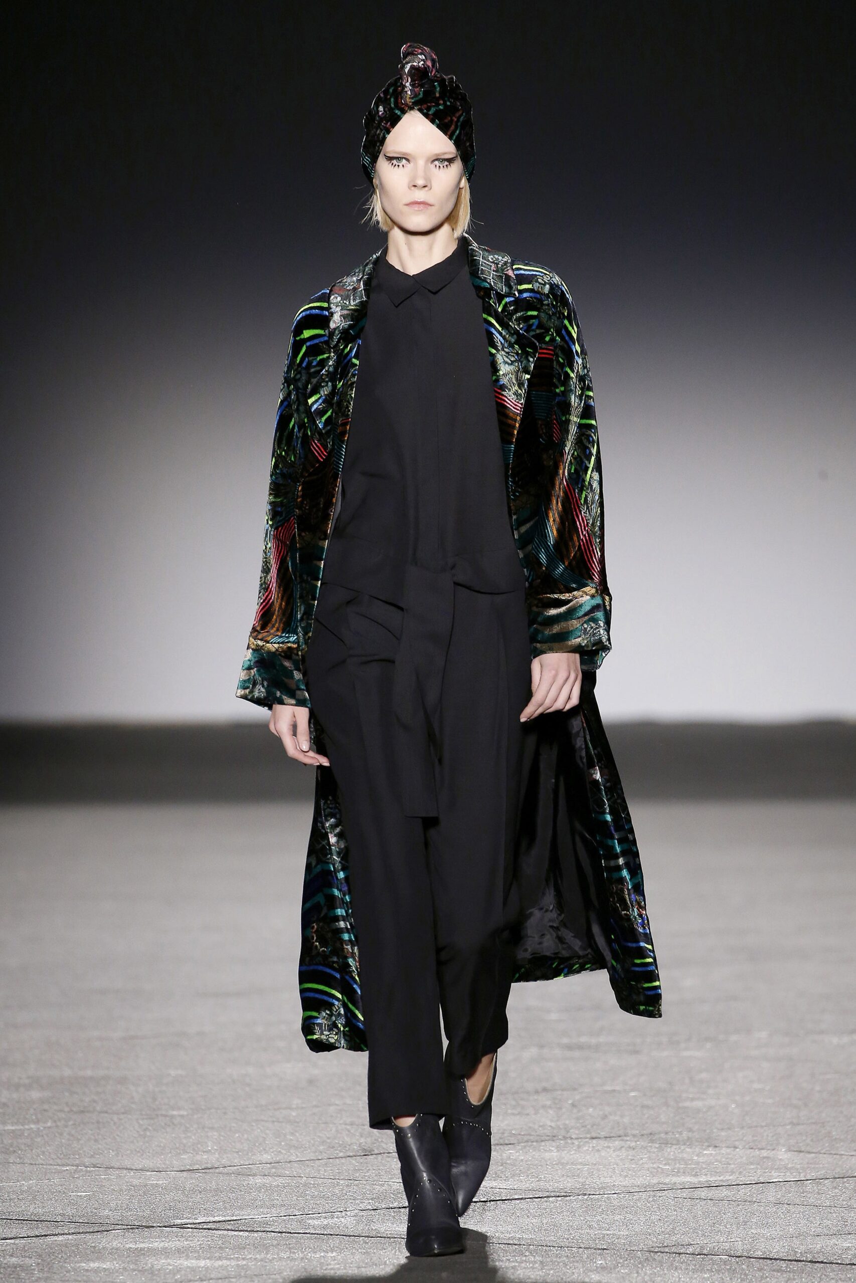 black velvet long-sleeve relaxed layered shiny coat