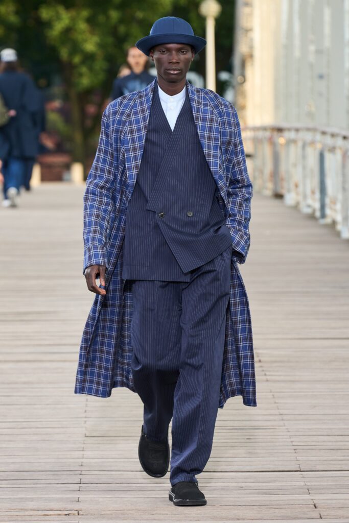 A relaxed blue checked coat paired with a matching suit featuring a double-breasted design.