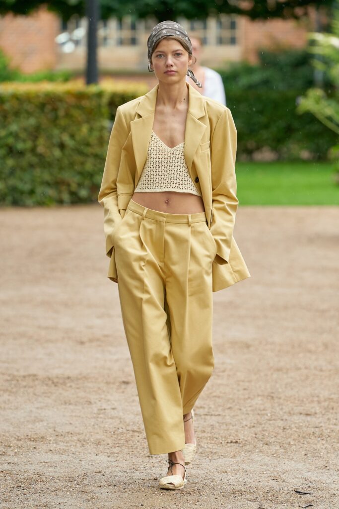 A relaxed beige blazer paired with wide-leg pants, showcasing a stylish and modern silhouette.
