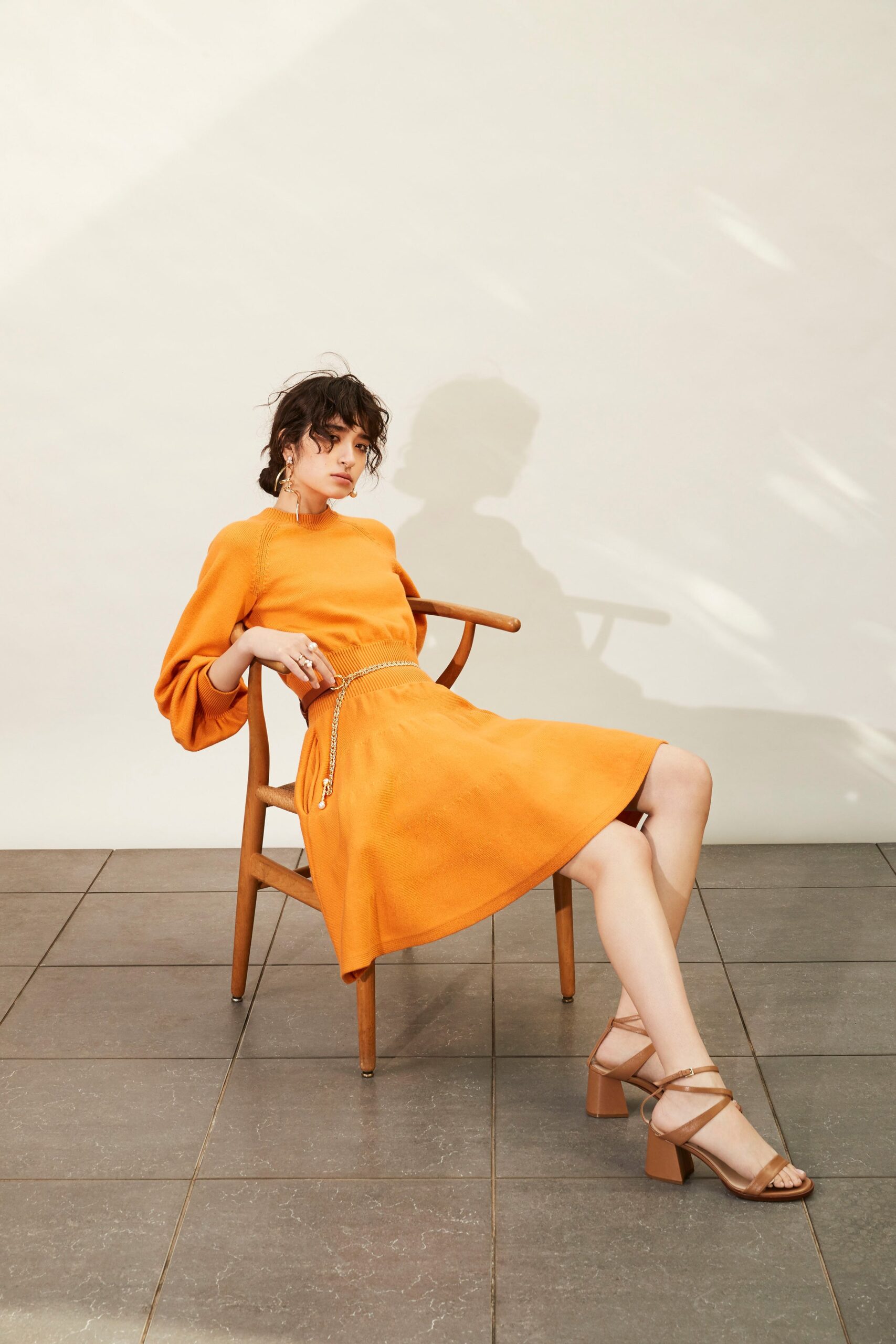 orange fitted mini dress with strappy shoes