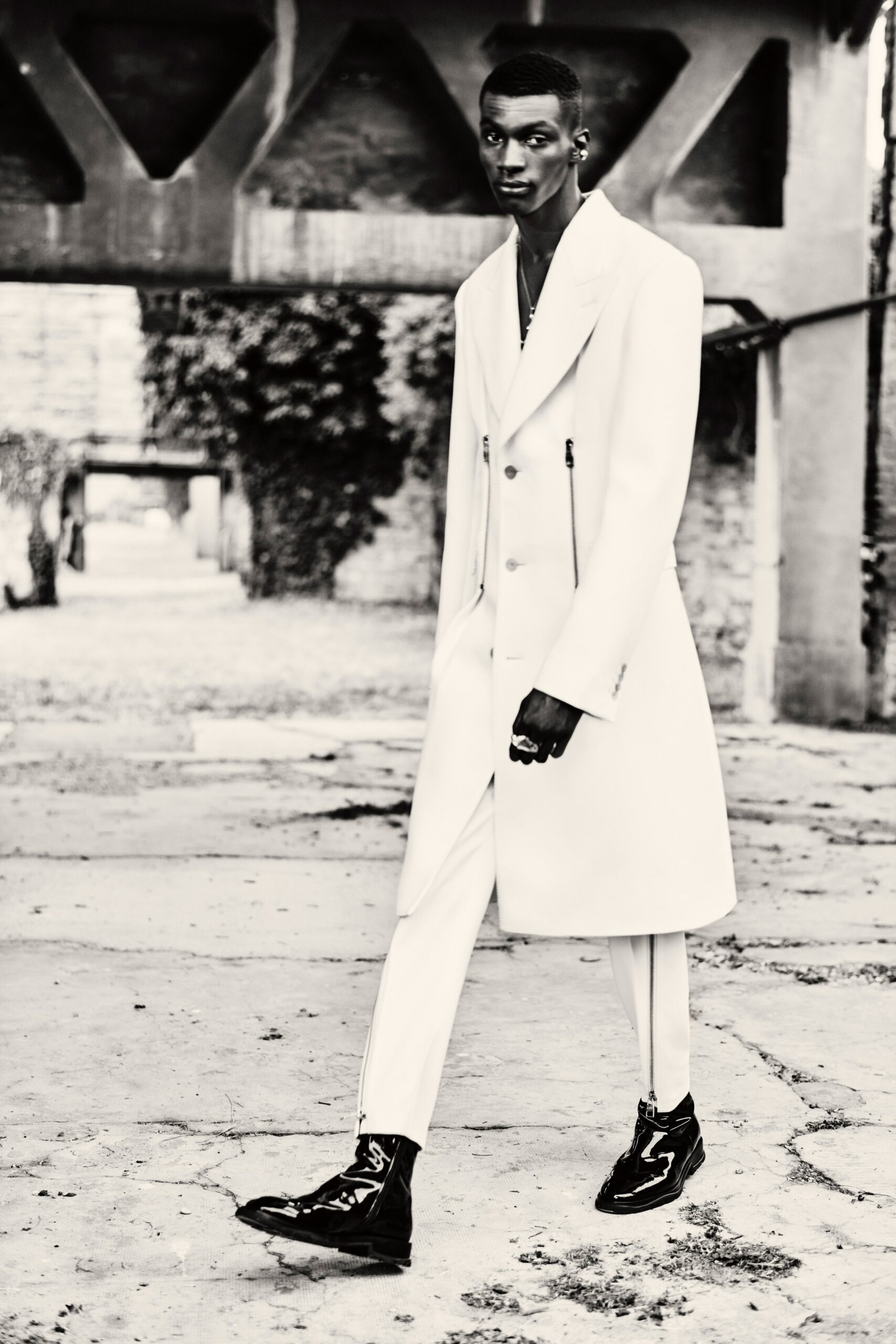 white wool long-sleeve collared tailored buttoned coat
