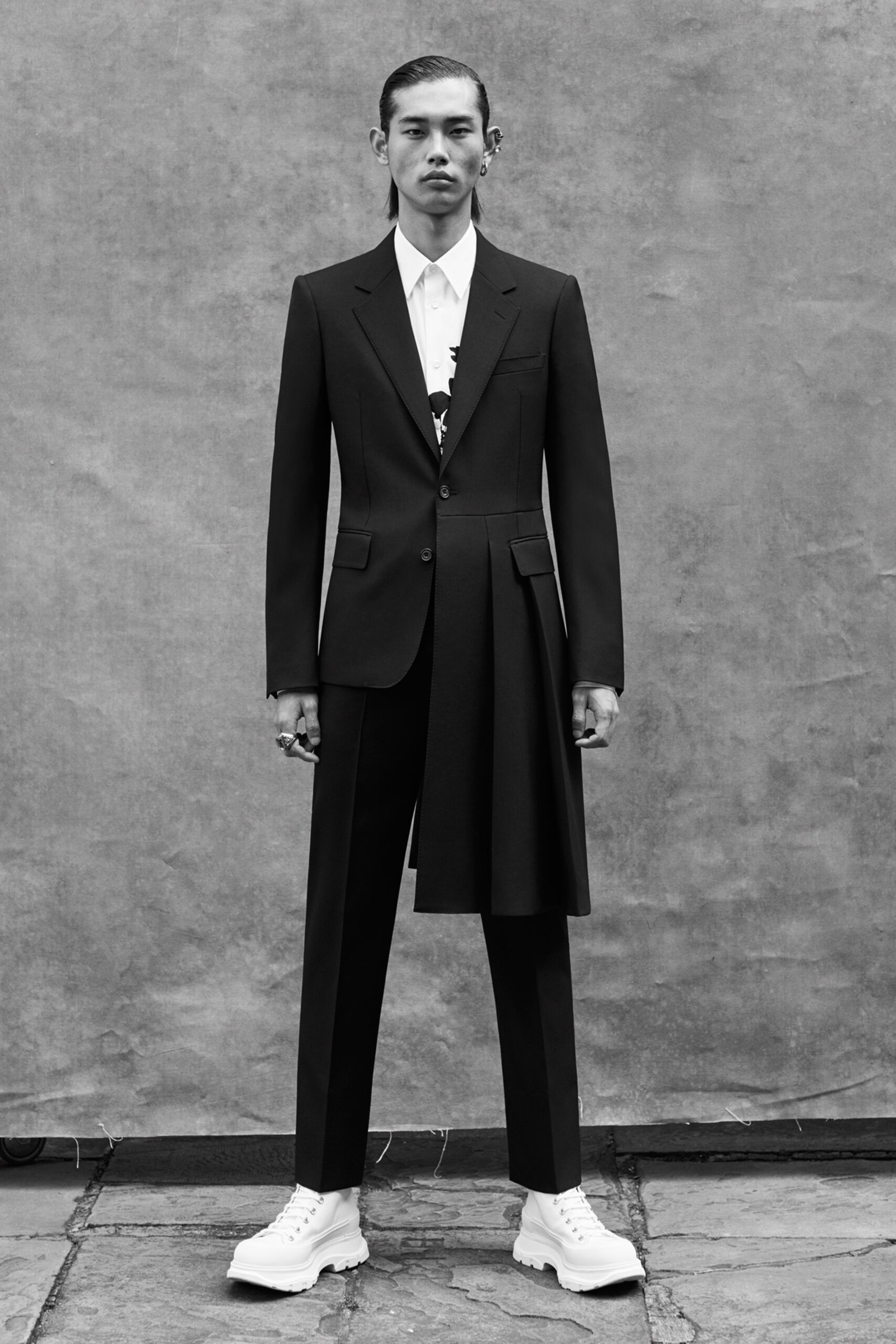 black wool long-sleeve collared tailored buttoned suit