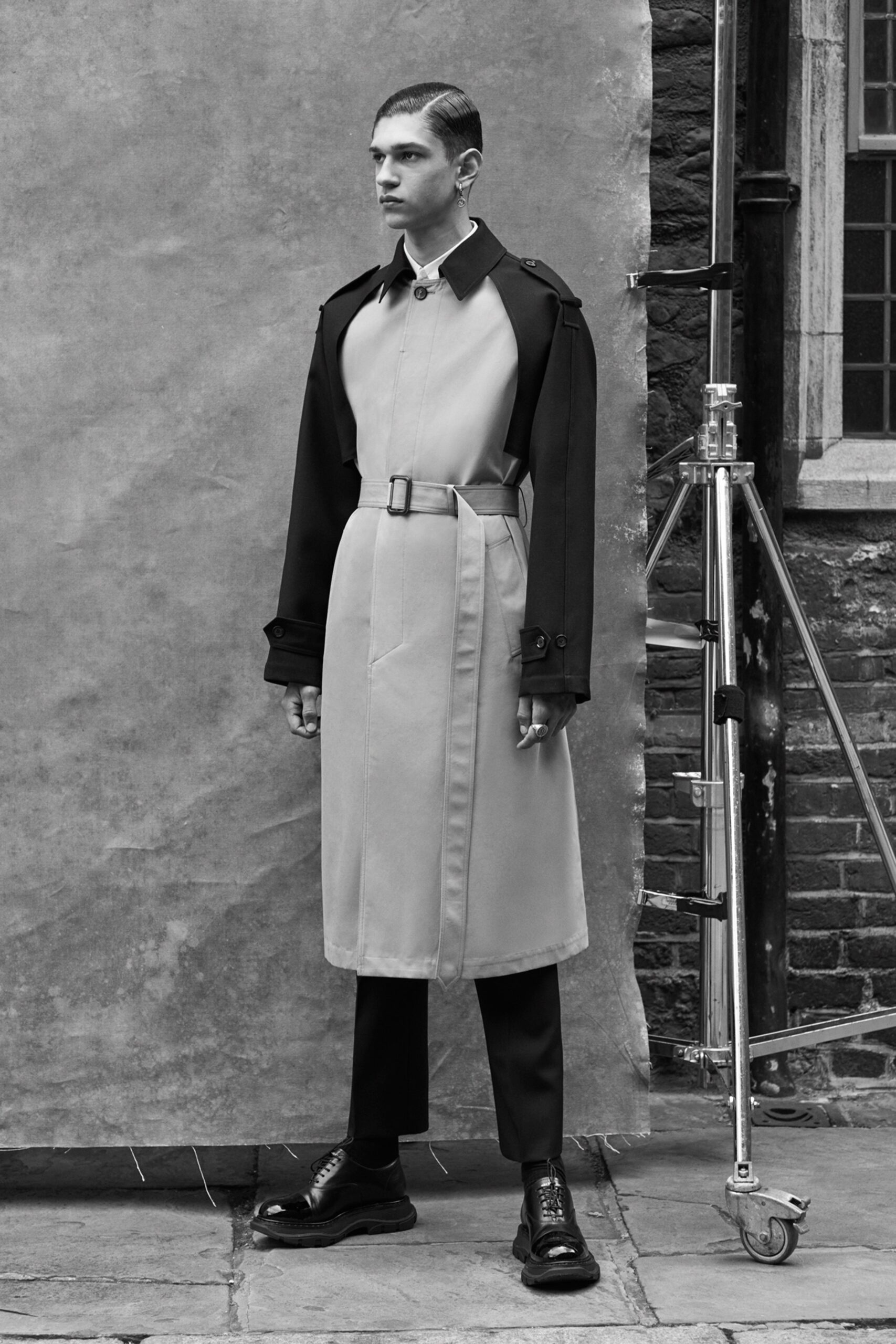 black cotton long-sleeve collared fitted belted trench
