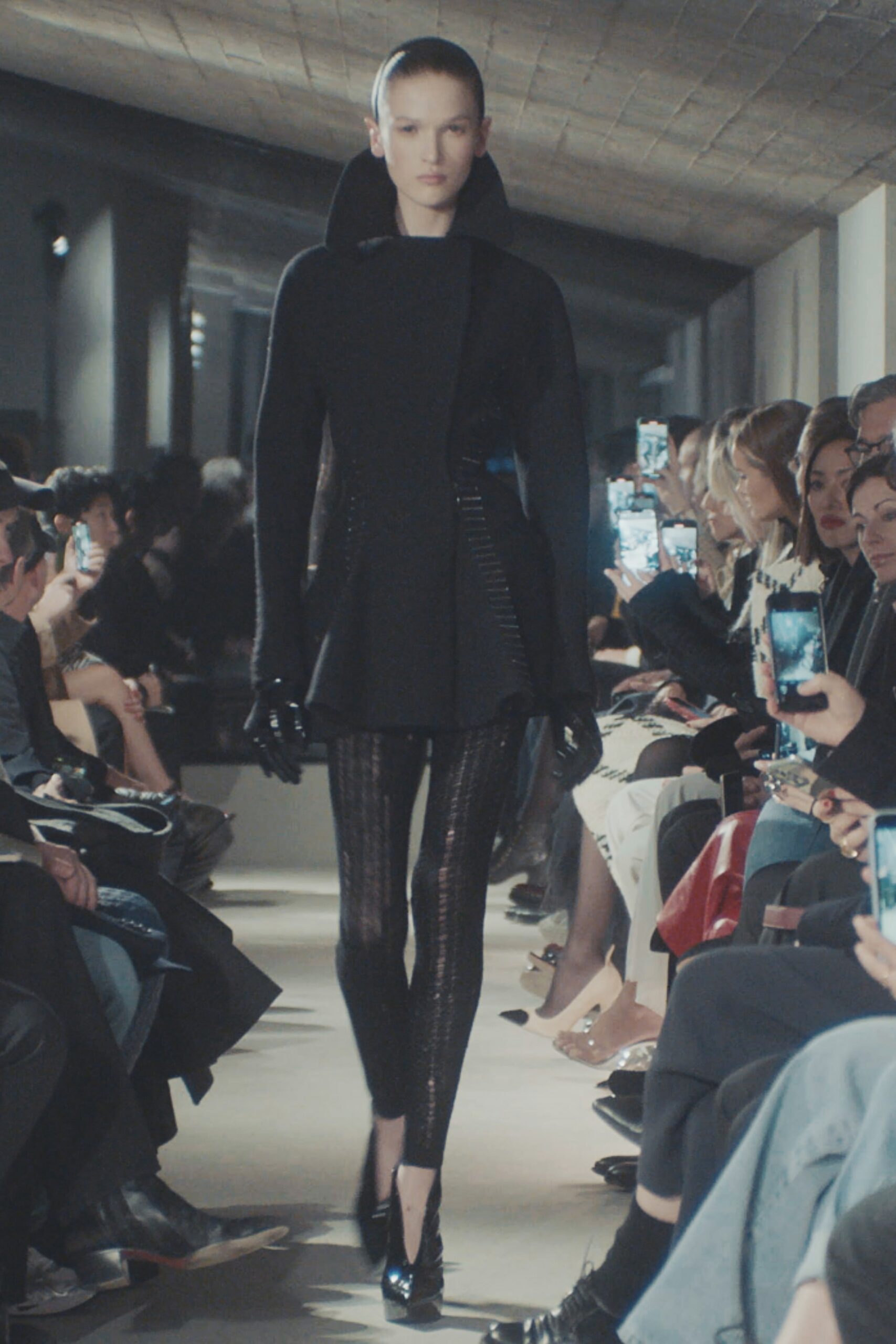 black wool long-sleeve collared fitted zippered coat