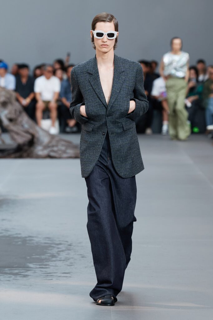 A relaxed black blazer with long sleeves paired with wide-leg pants for a modern look.