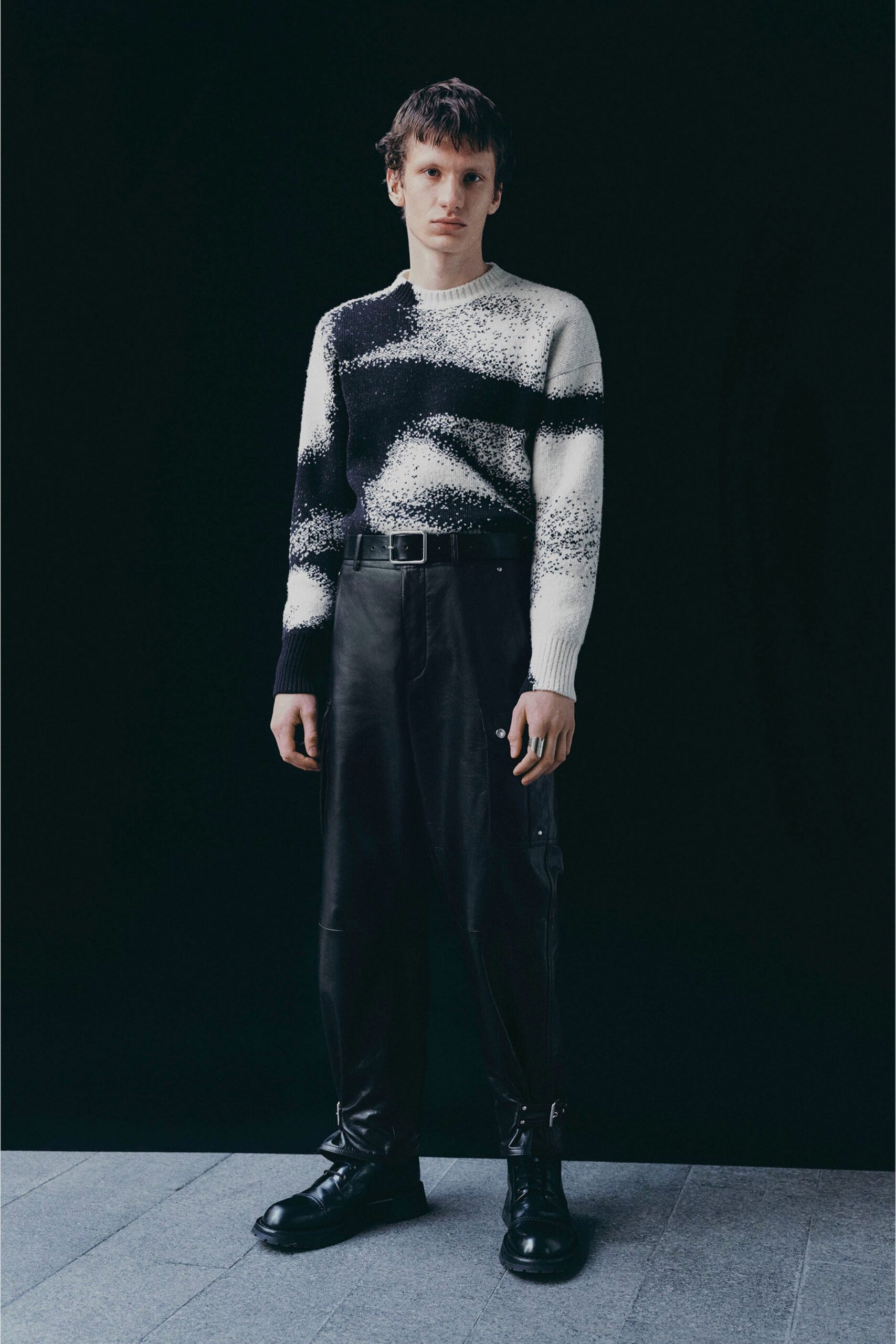 black cotton long-sleeve collared fitted printed sweater
