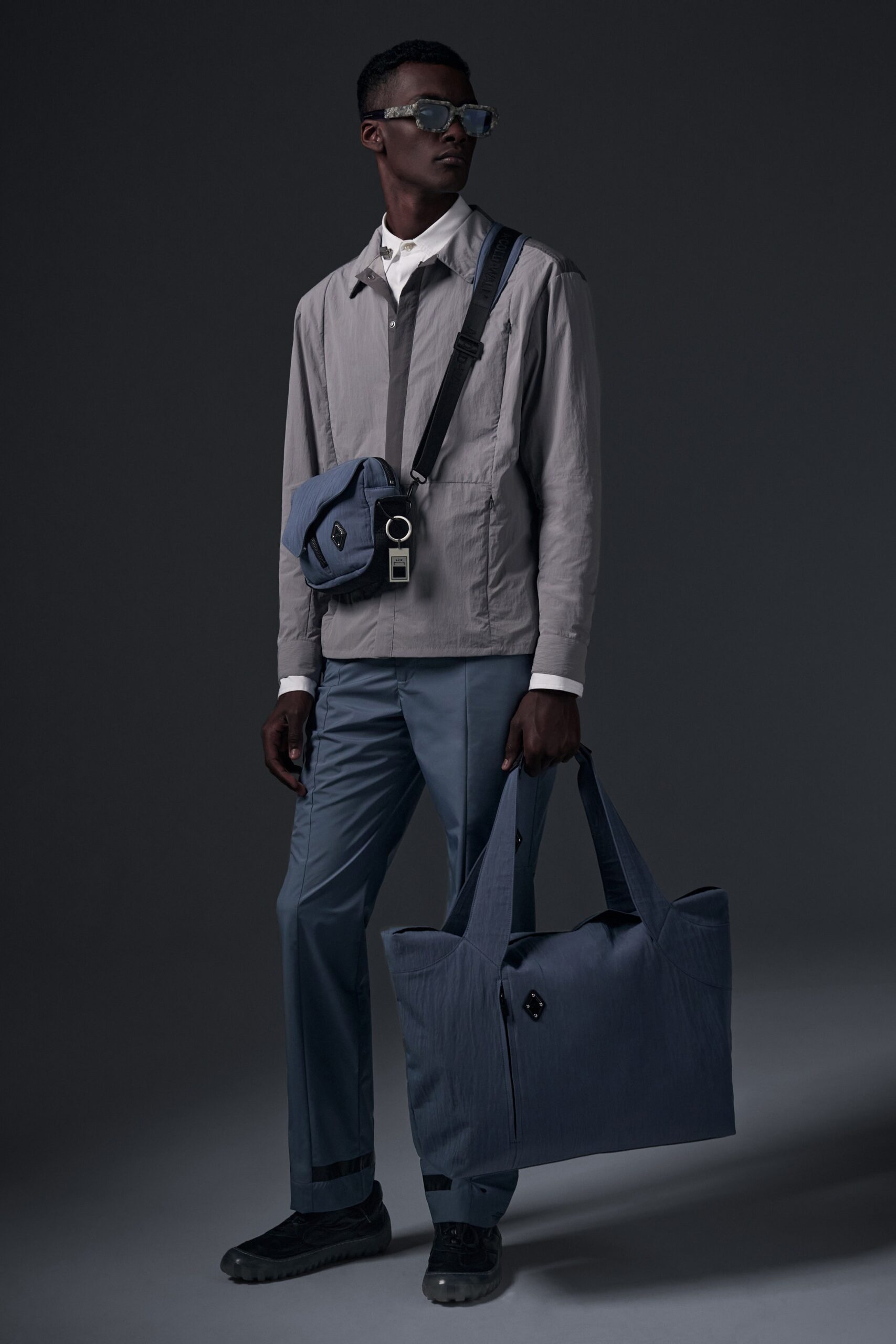 This relaxed jacket in gray cotton features a long-sleeve design with a collared neckline, complemented by straight-leg pants that enhance the overall silhouette. The buttoned detailing adds a subtle structure, creating a contemporary look that balances comfort and style.