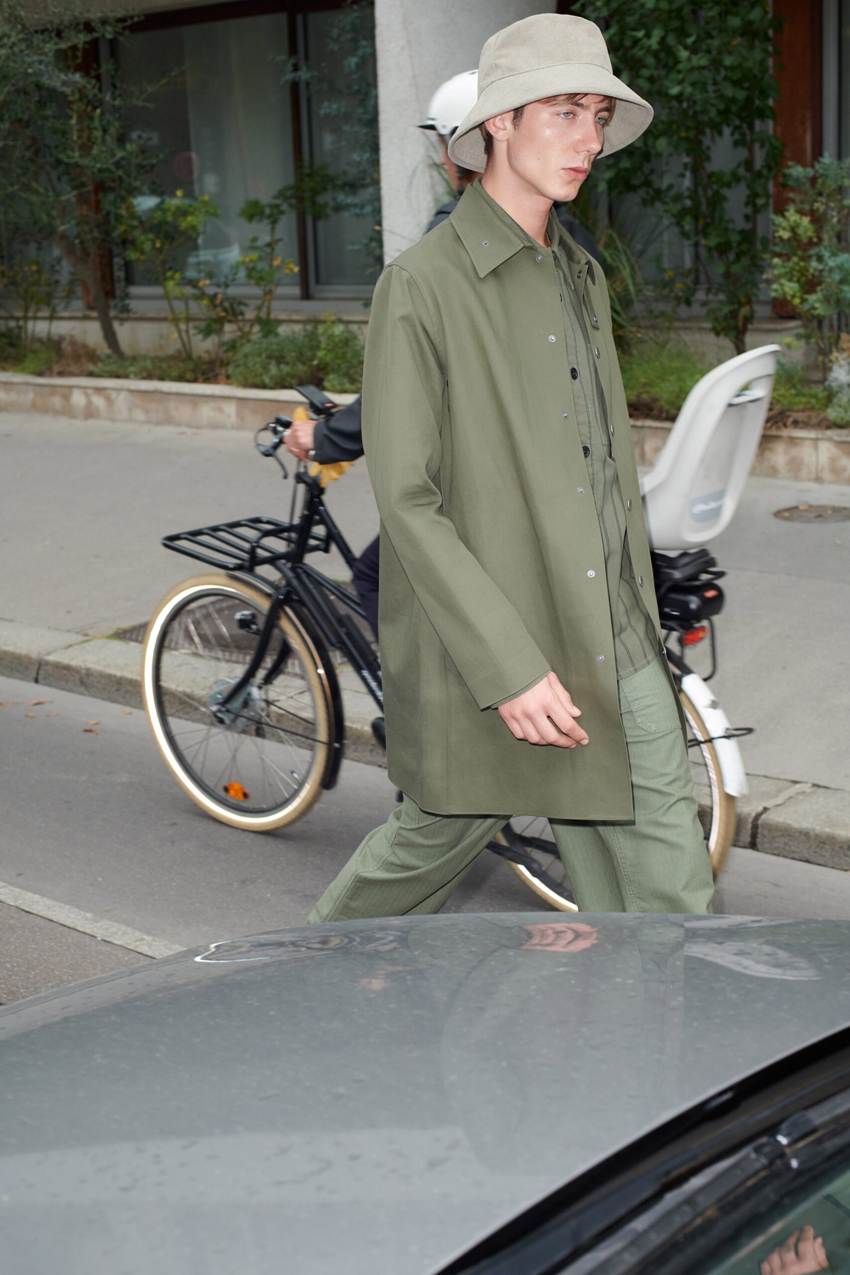 green cotton long-sleeve collared relaxed buttoned jacket