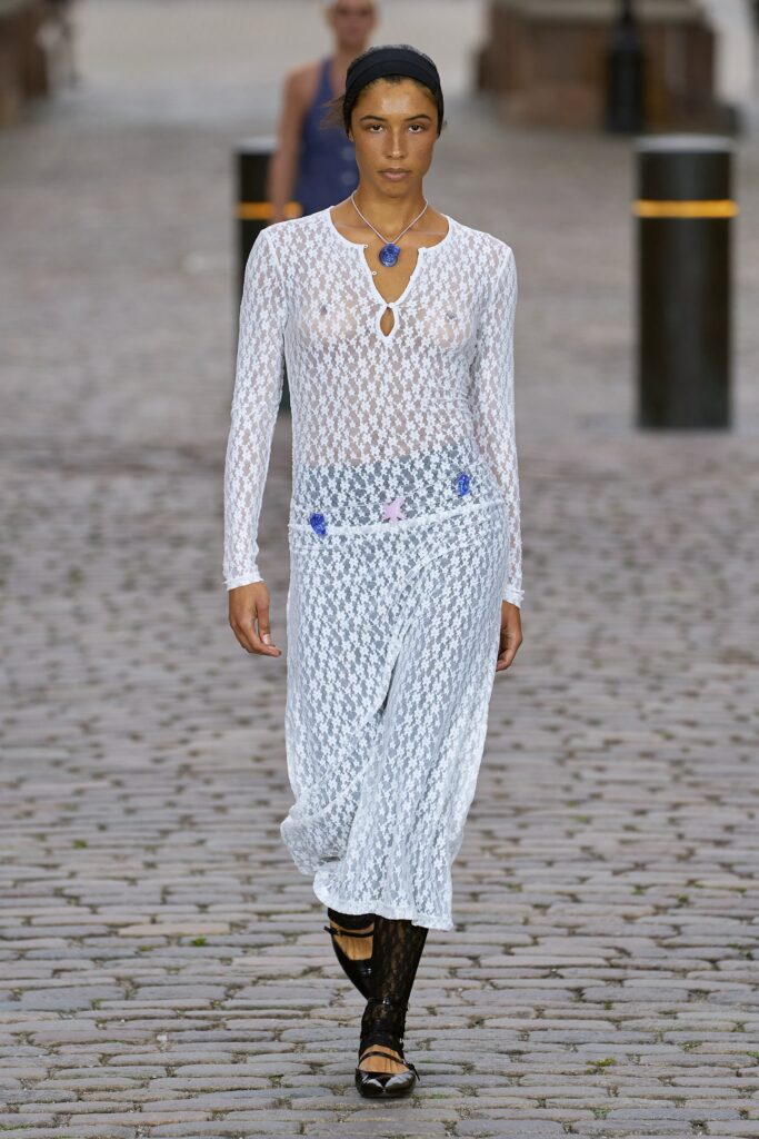 white lace sleeveless dress