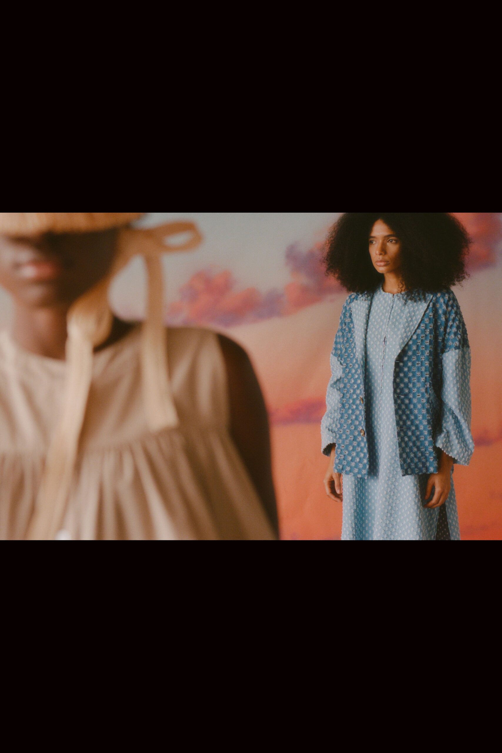 This relaxed dress features a captivating blue print that adds depth and visual interest. The long sleeves and collared neckline contribute to a laid-back yet polished silhouette, making it a versatile piece for various occasions.