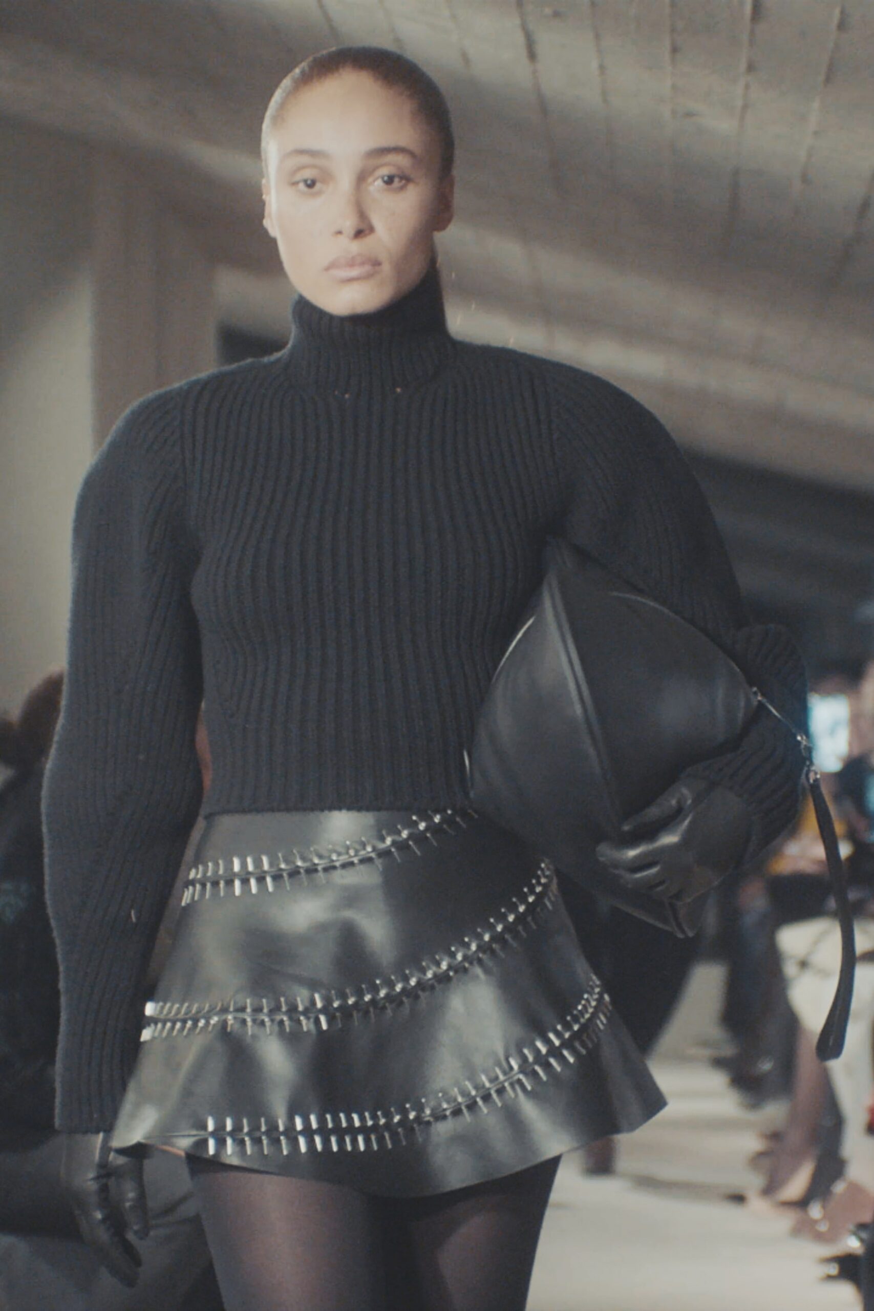 black leather fitted pleated zippered short skirt