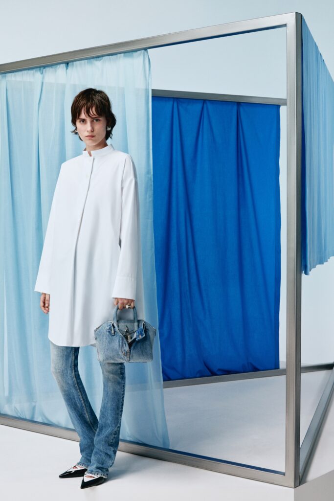 A relaxed white coat paired with straight-leg denim pants for a chic look.