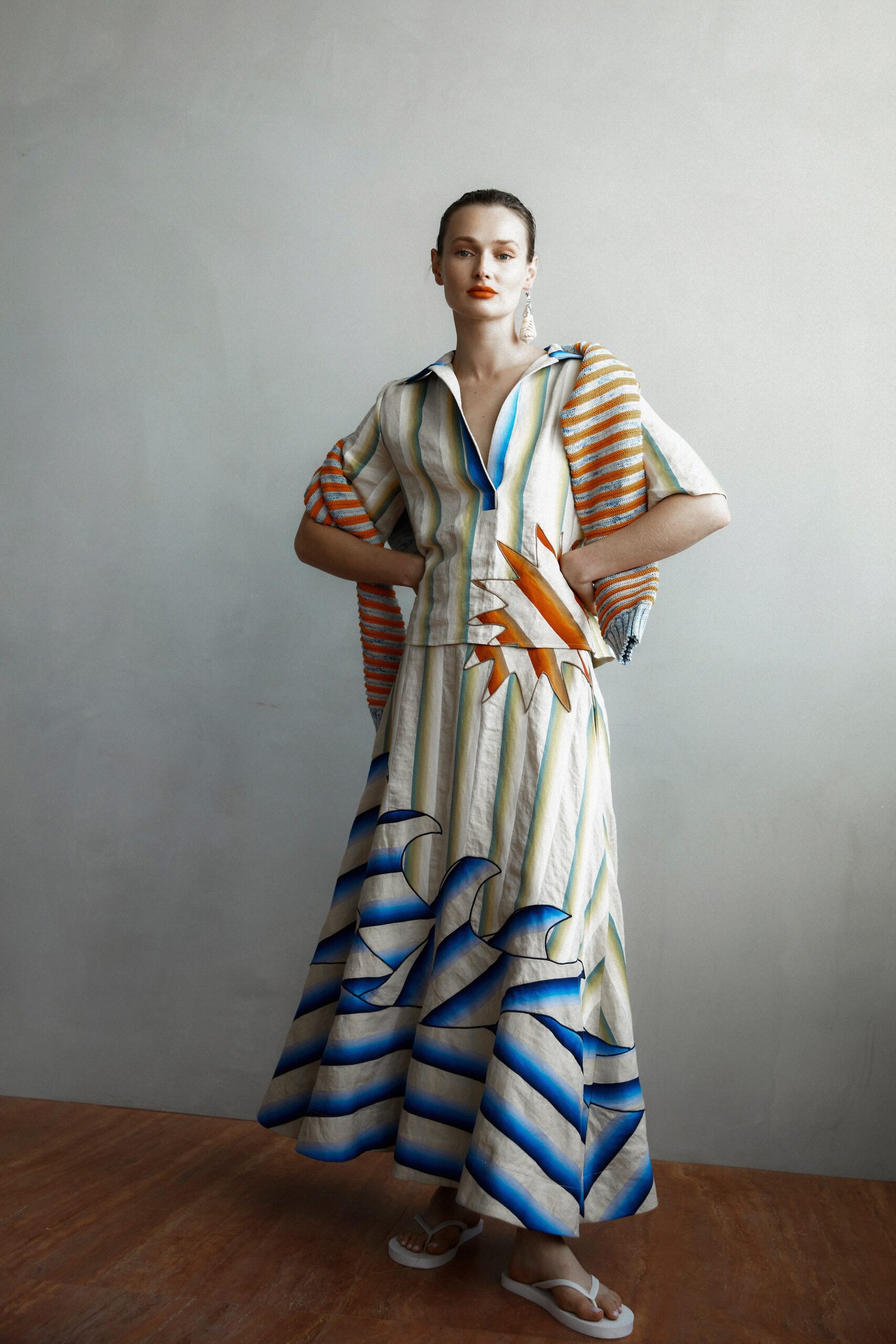 A relaxed cotton dress with short sleeves, a collared neckline, and a tiered printed design.