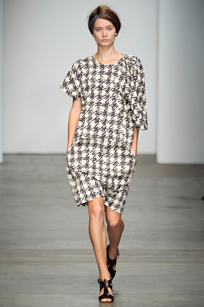 A relaxed black and white printed dress with short sleeves and a collared design.