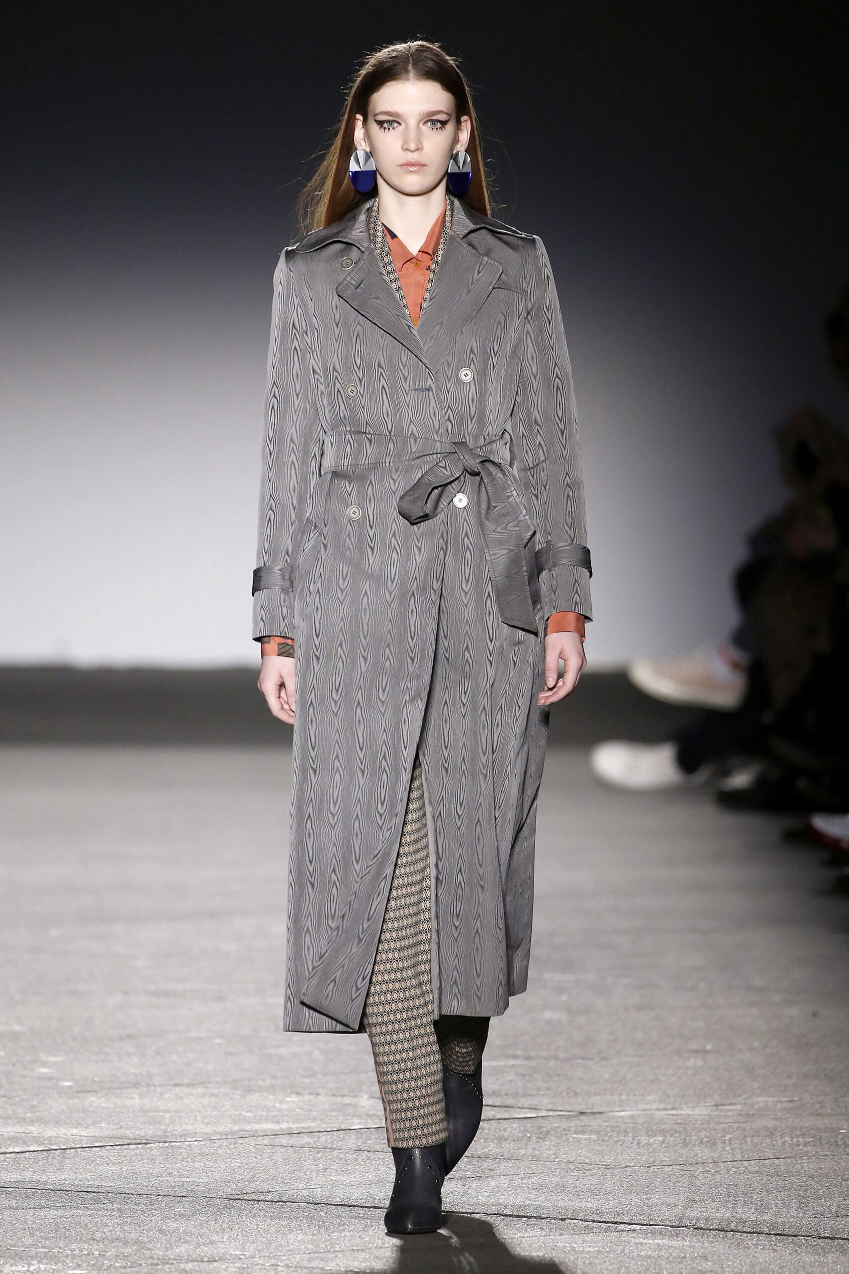 gray cotton long-sleeve collared fitted belted printed trench