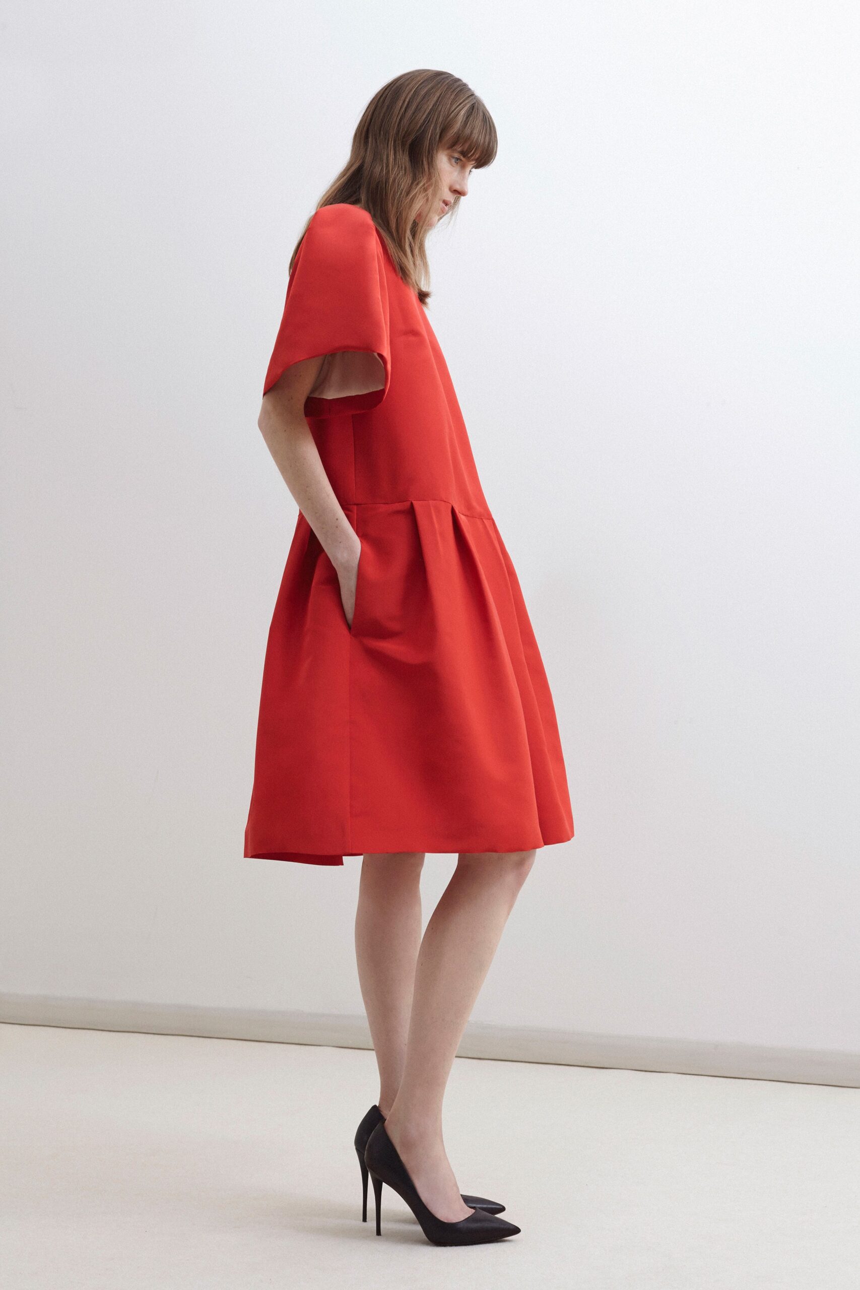 red cotton short-sleeve scoop-neck relaxed pleated pockets dress