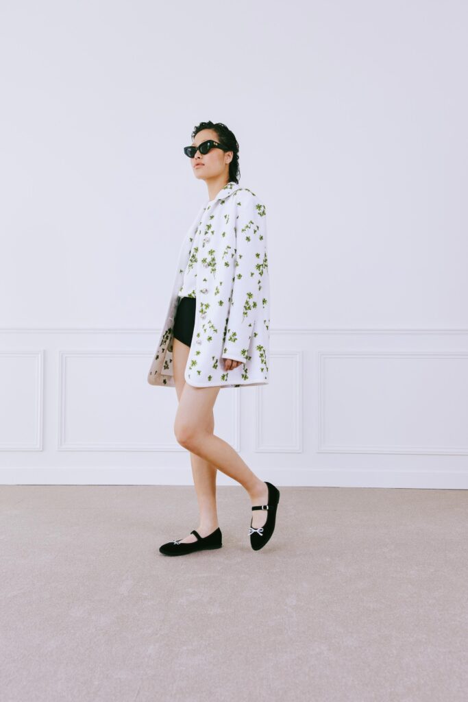 A relaxed white coat with long sleeves and a floral design, perfect for a stylish look.