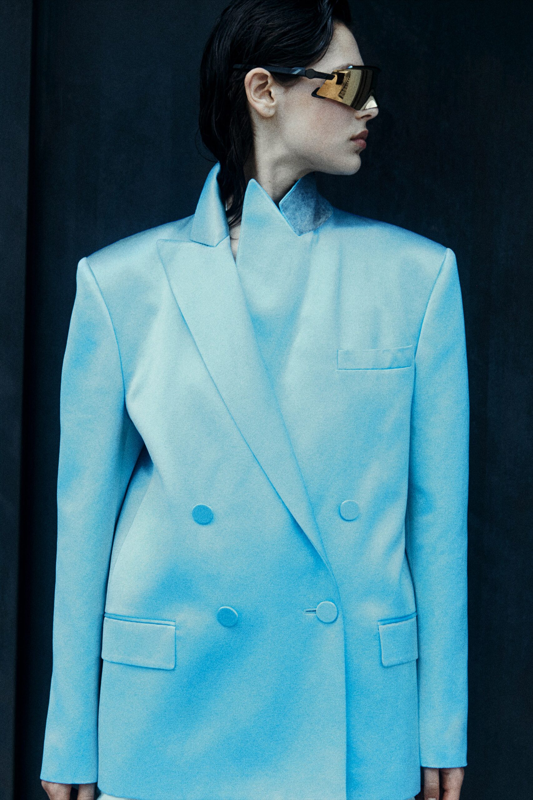 A structured blue cotton blazer with long sleeves and a double-breasted design.