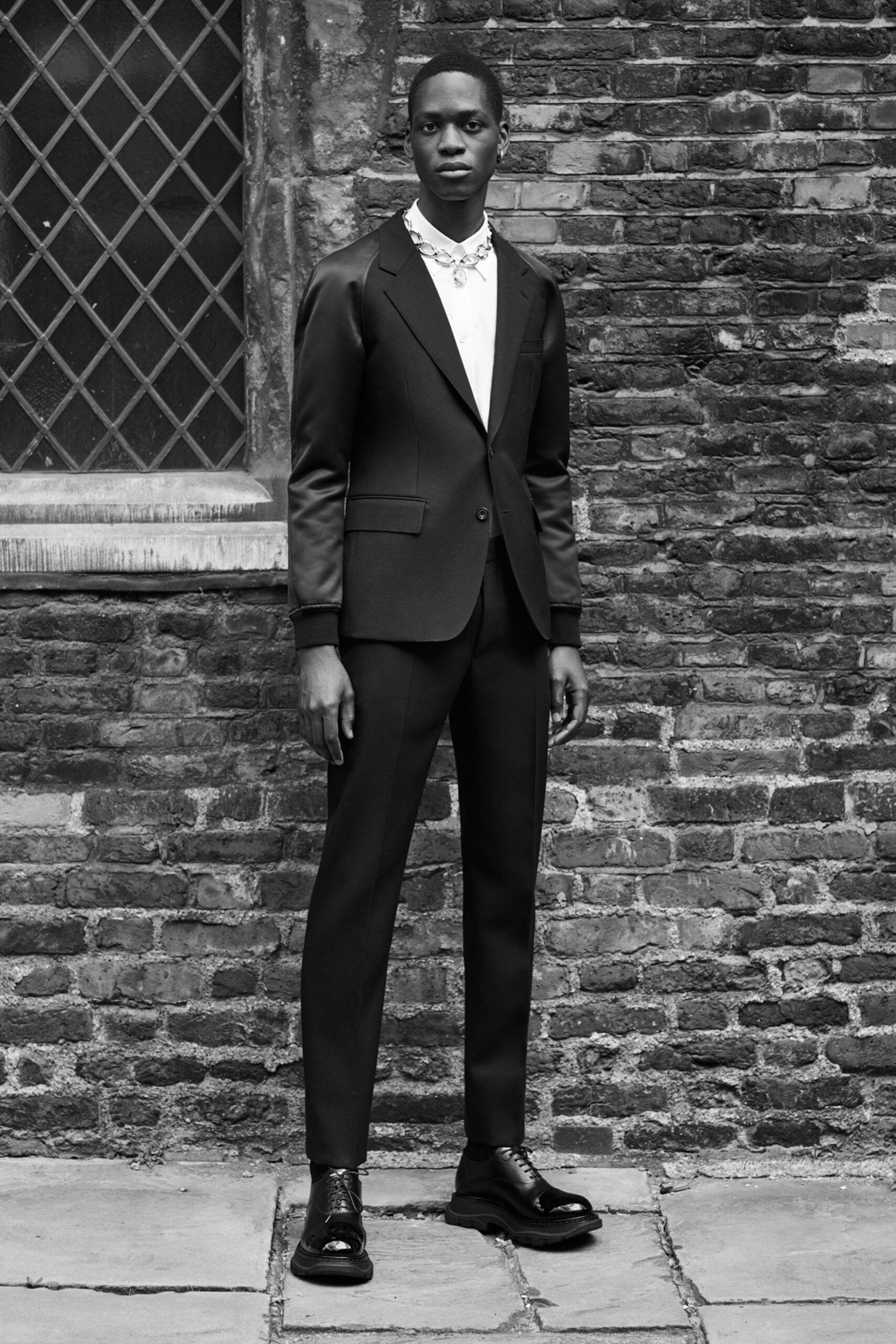 black wool long-sleeve collared tailored buttoned suit