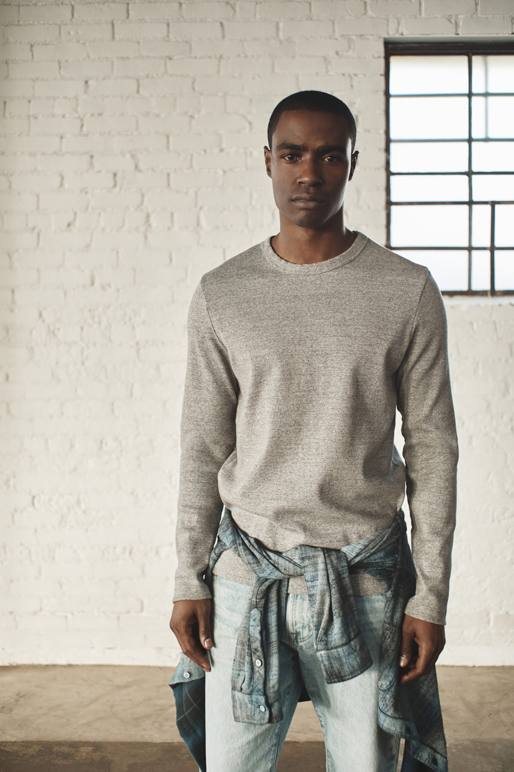 gray fitted sweater with blue jeans