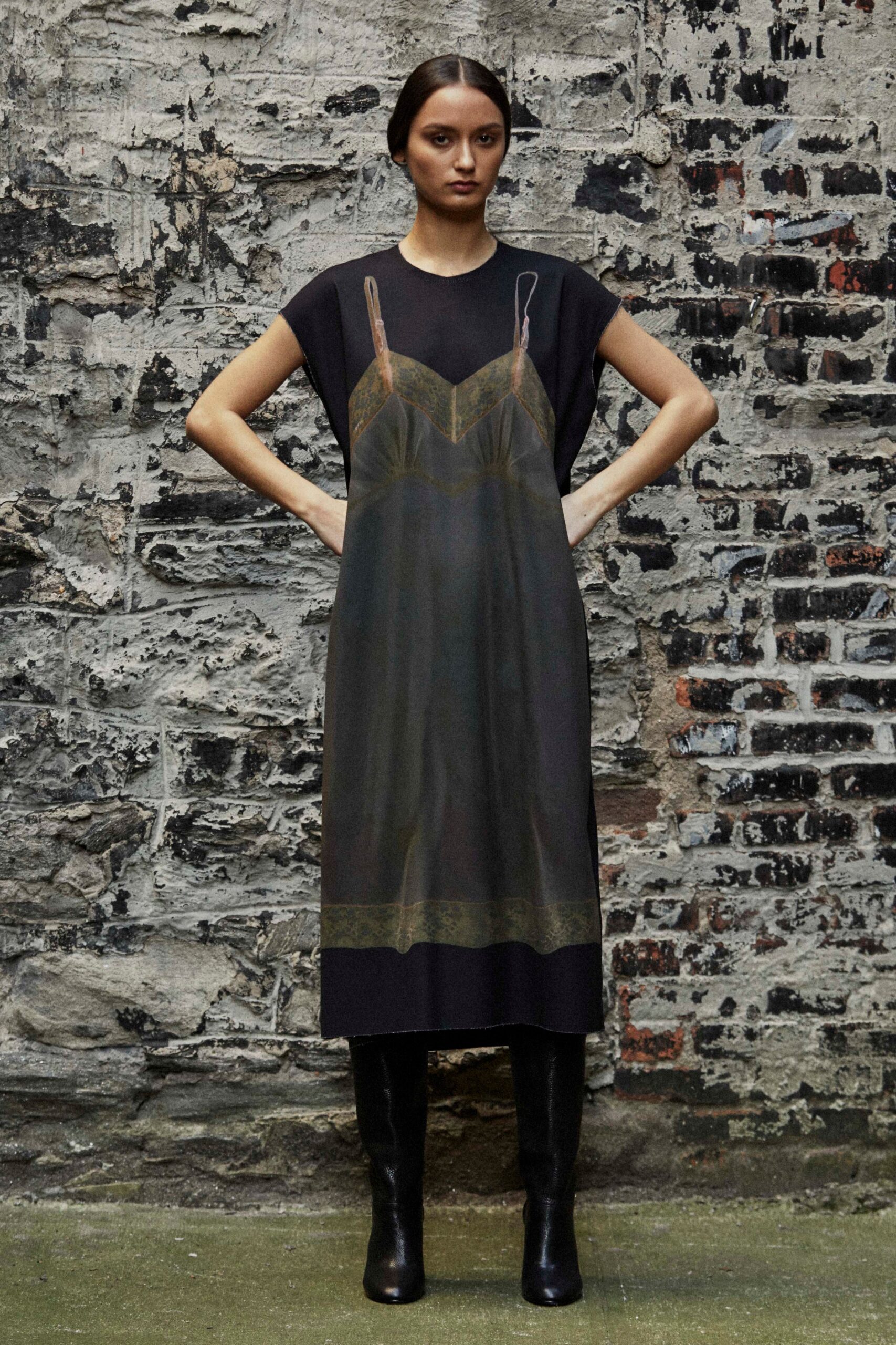 black relaxed midi dress with boots