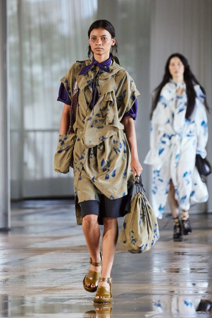 A relaxed green dress with short sleeves and a collared neckline featuring a printed design.
