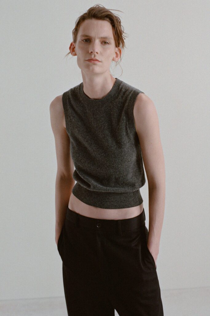 A fitted gray sleeveless top paired with black pants, featuring a cropped design.