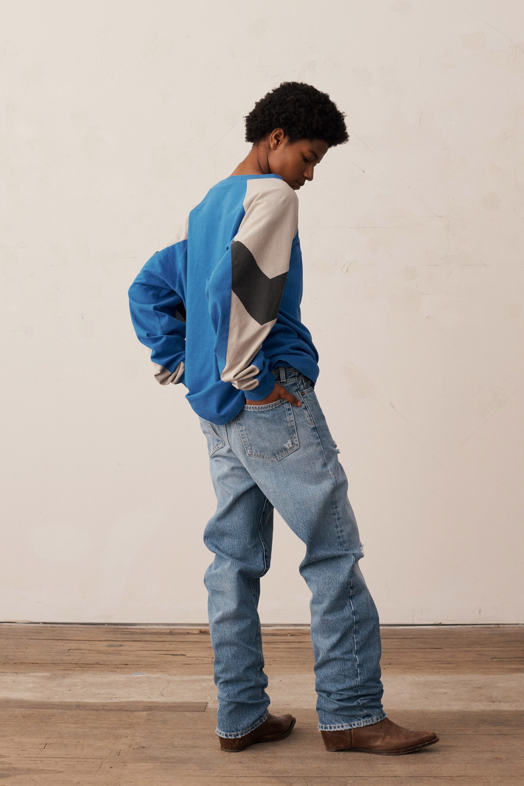 relaxed blue cotton top with jeans