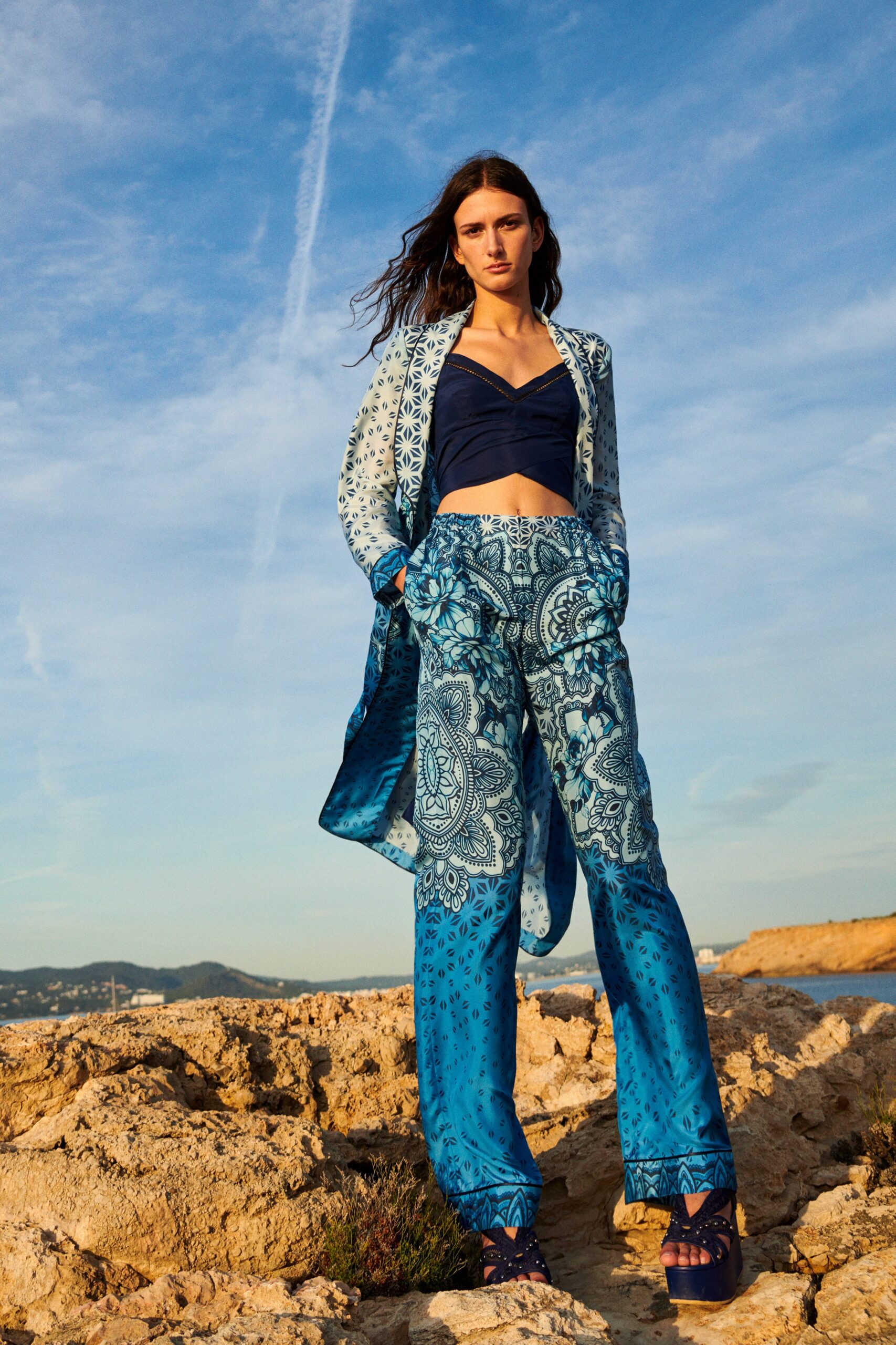 blue long-sleeve longline printed coat