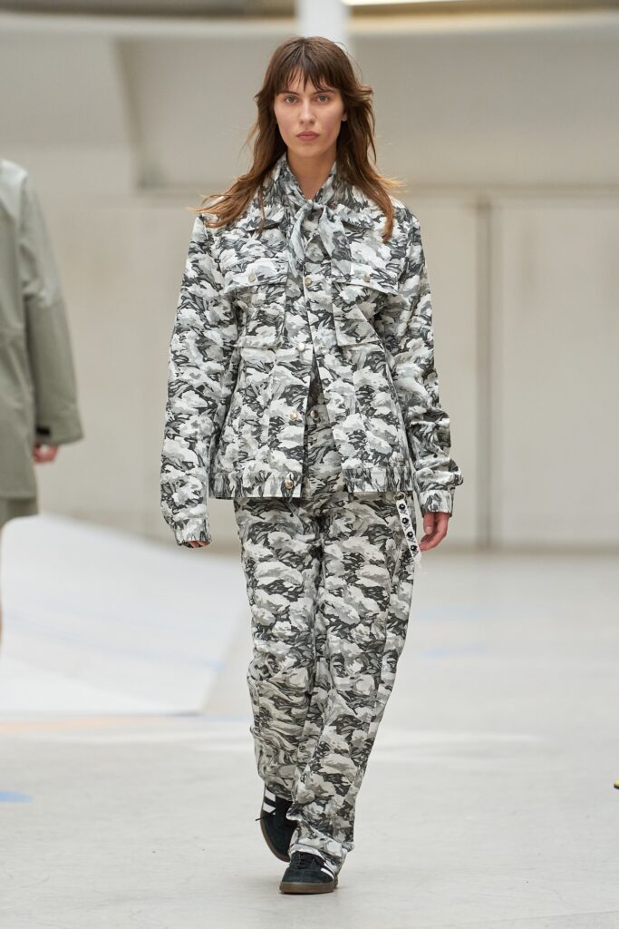A relaxed gray printed jacket with long sleeves and matching pants, perfect for a casual look.