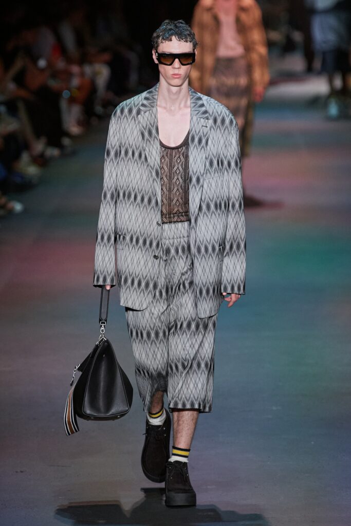 A relaxed gray suit with a printed design and short sleeves, perfect for a modern look.