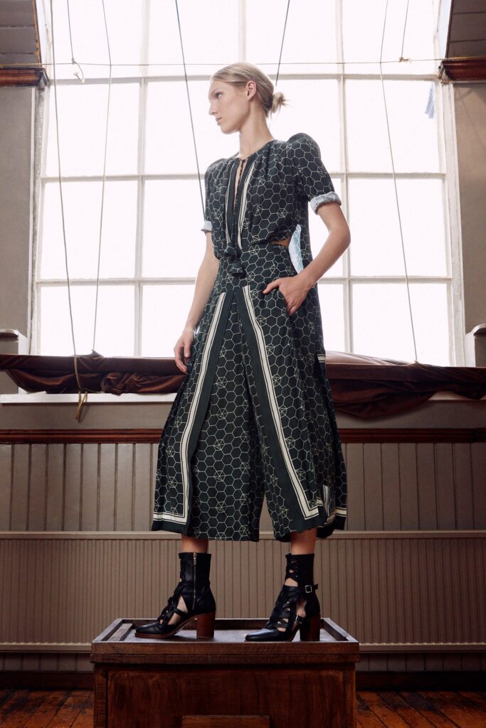 A relaxed green dress with short sleeves and a collared neckline featuring a printed design.