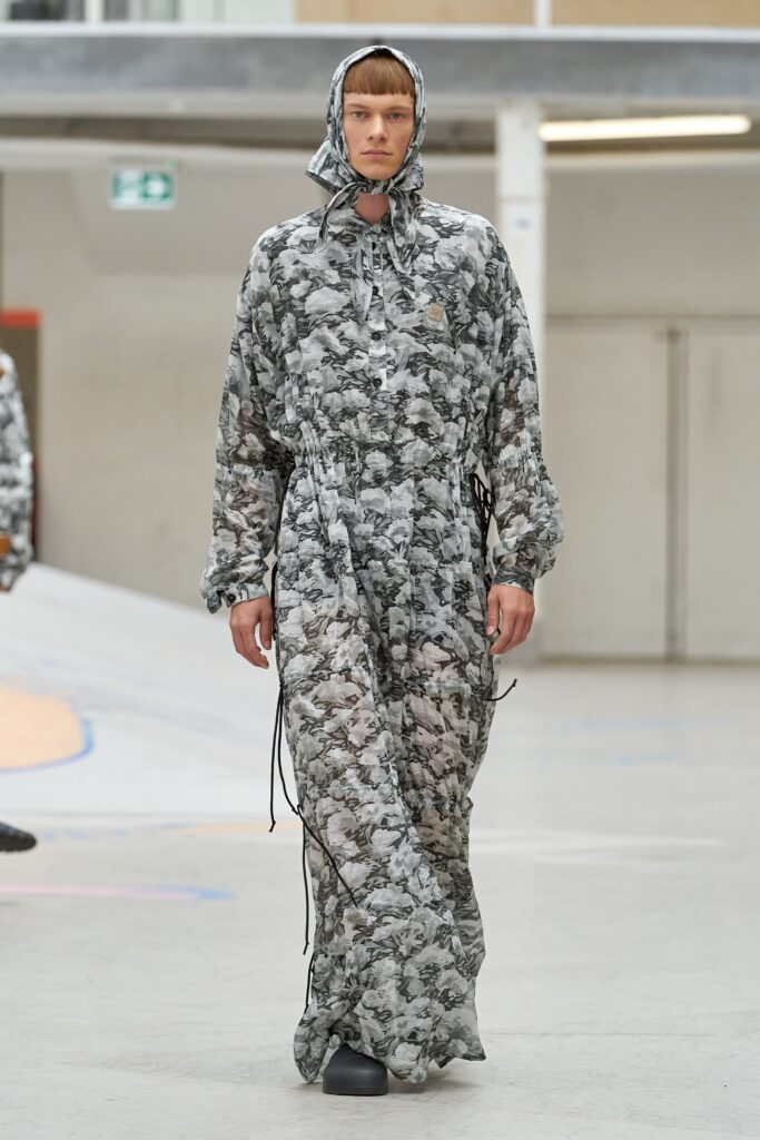 A relaxed gray cotton dress with long sleeves and a hood, featuring a unique printed design.