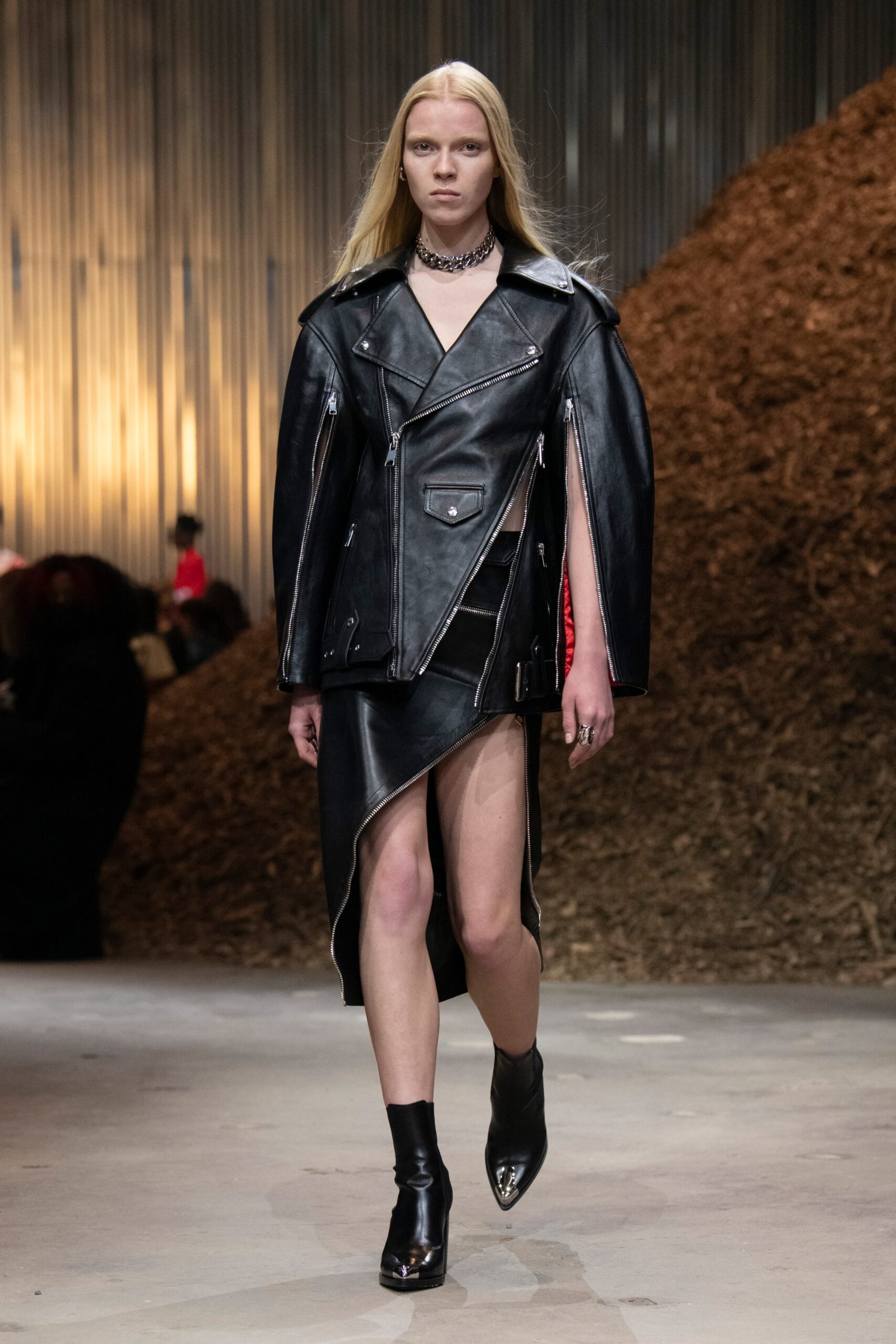 black leather long-sleeve collared fitted zippered jacket