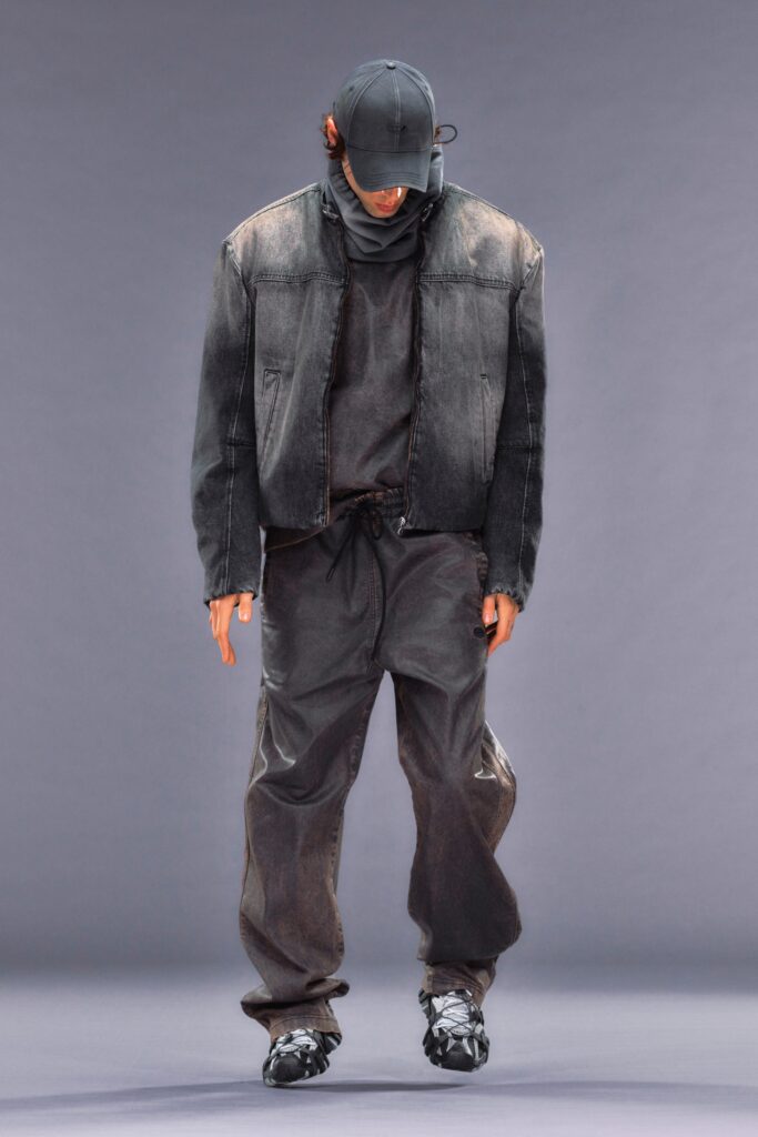 A relaxed black denim jacket with long sleeves paired with matching relaxed-fit pants.