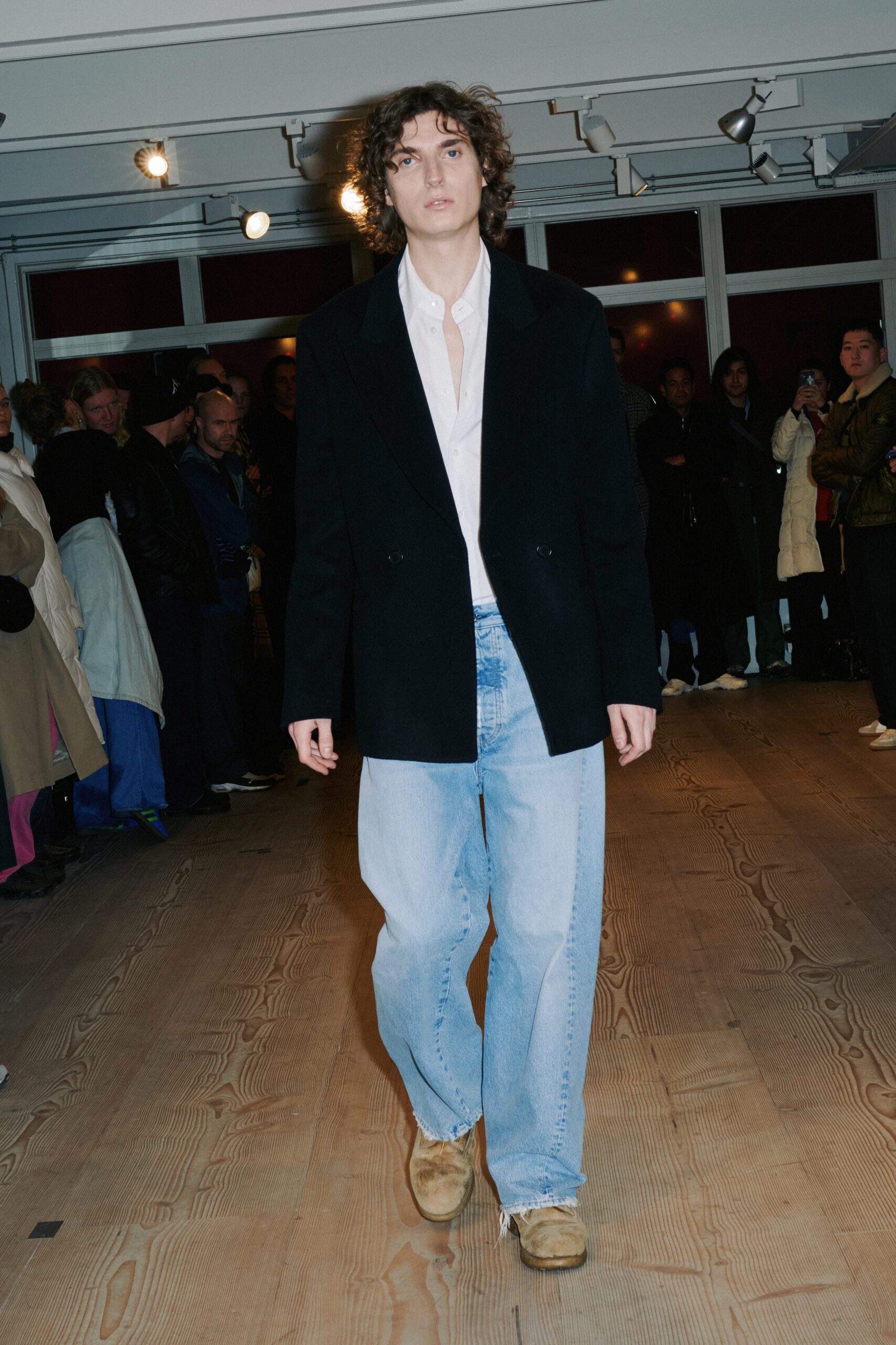 black blazer white shirt relaxed jeans