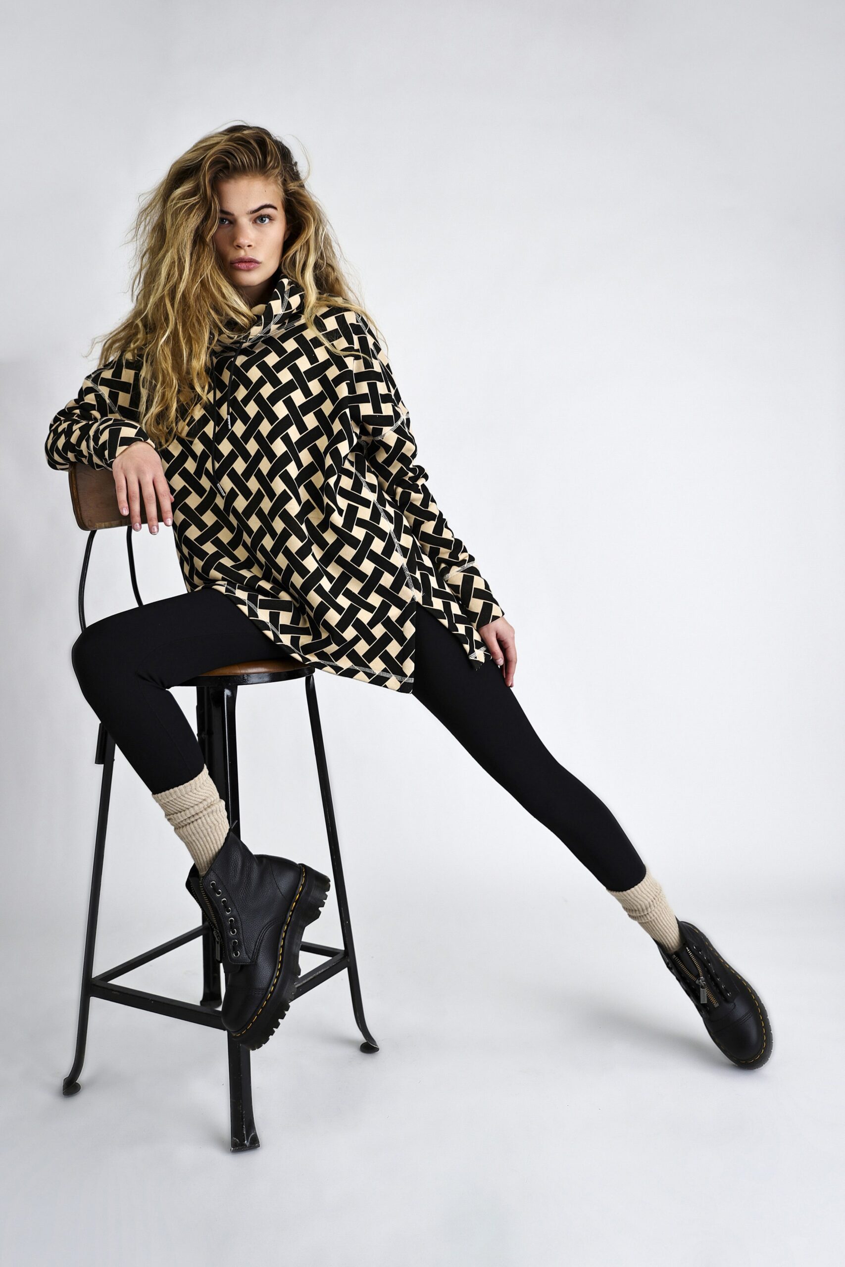 black cotton long-sleeve hooded relaxed printed short top